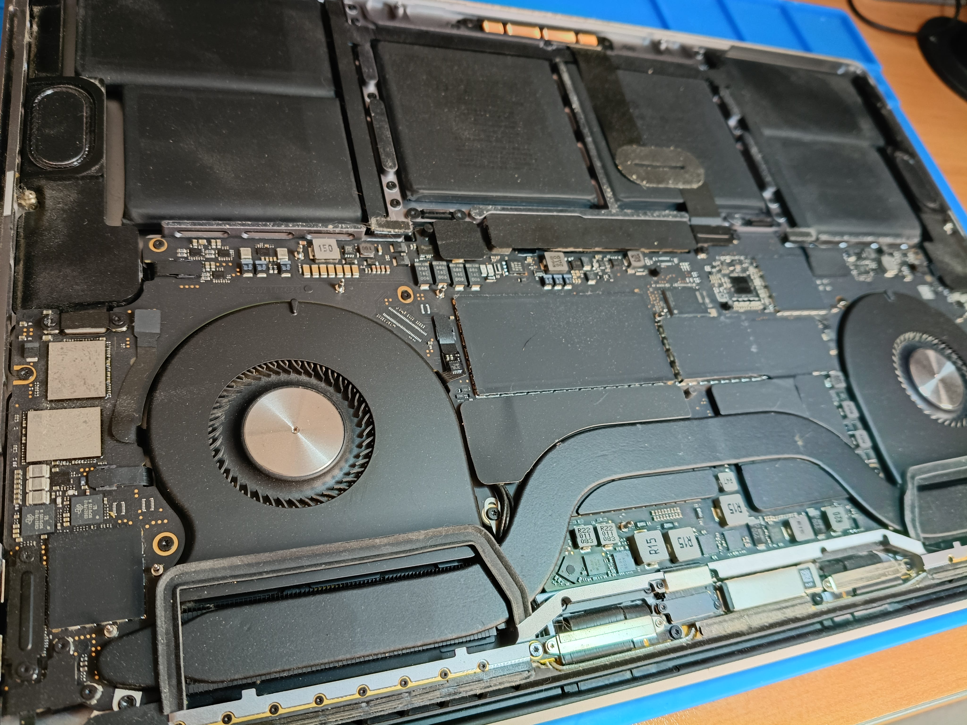 Interior del MacBook Pro A2141 durante el diagnóstico