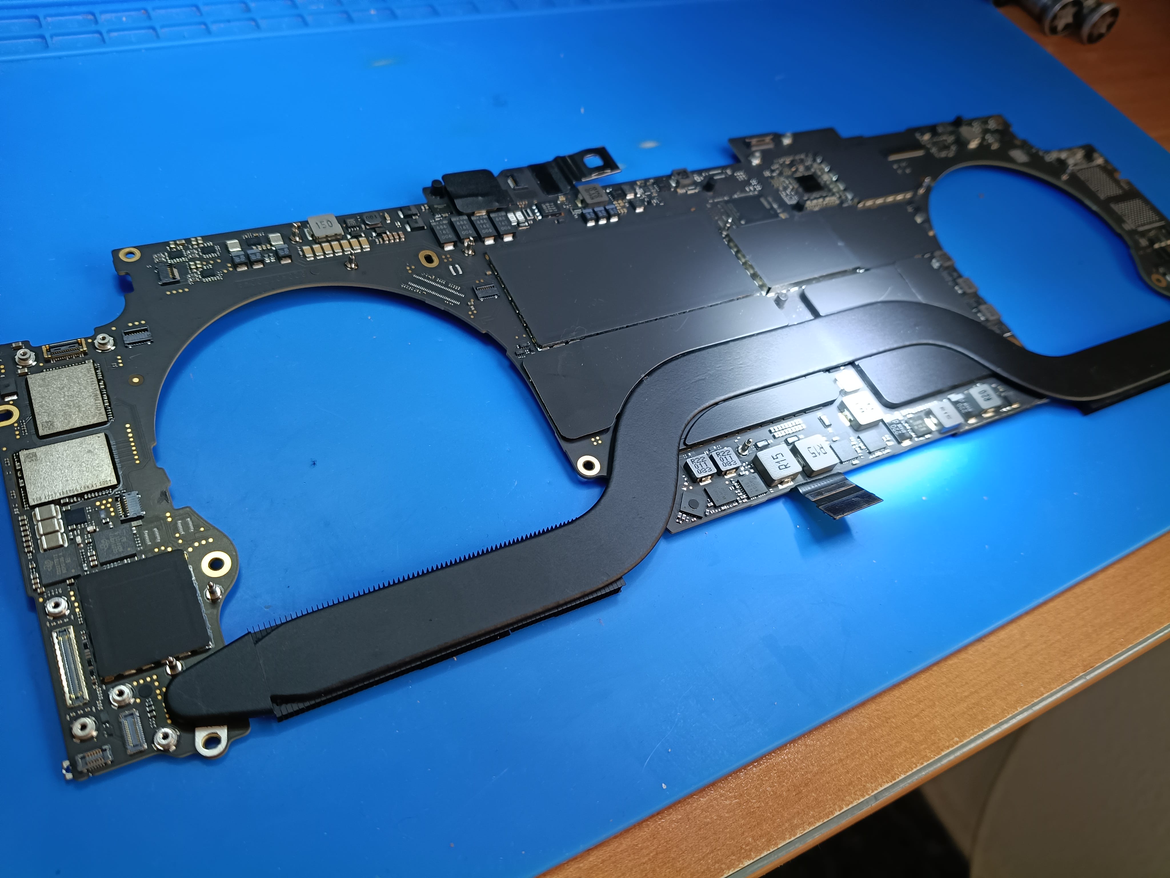 Placa base desmontada de MacBook Pro A2141