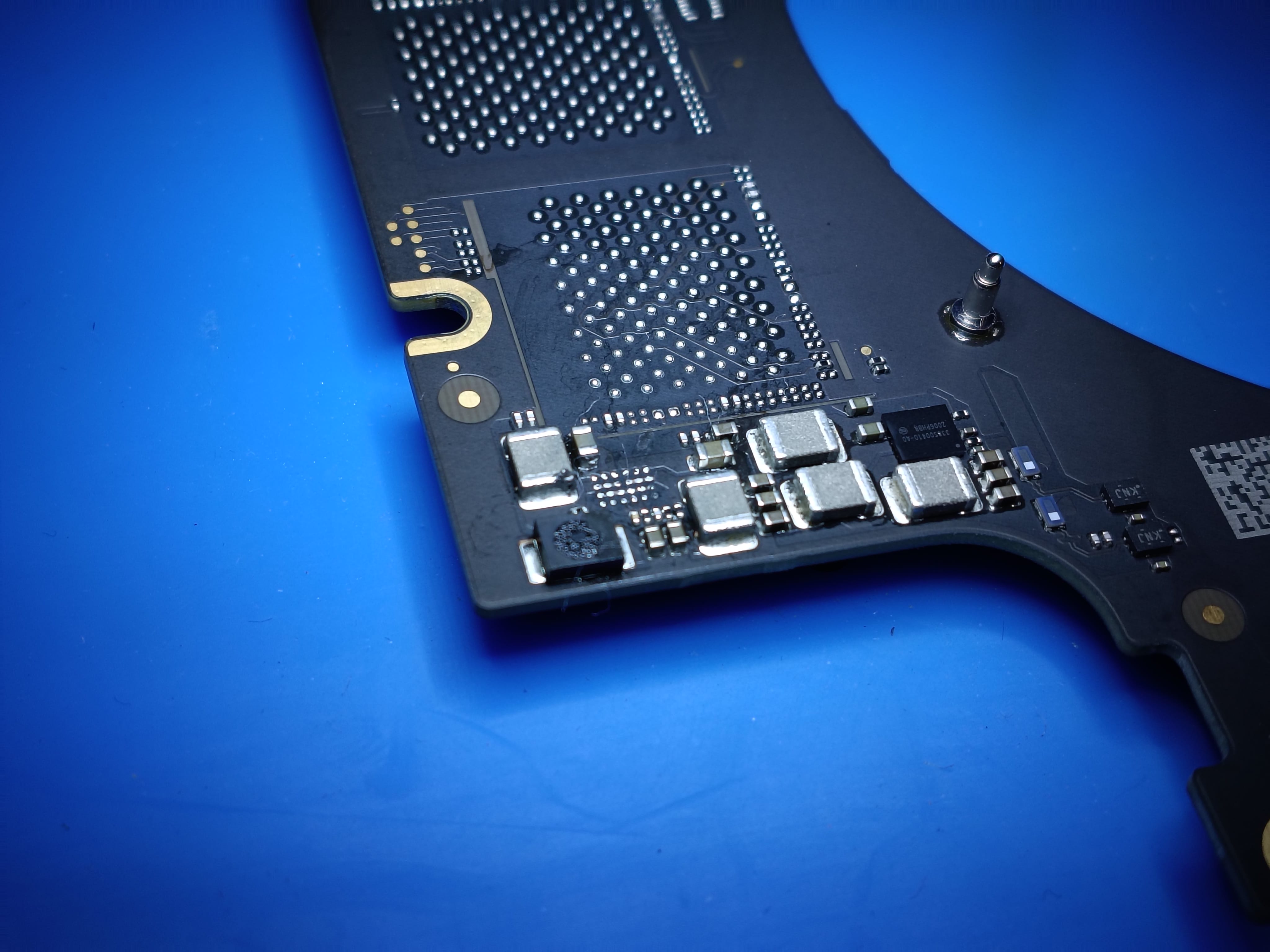 Zona de PPBUS_G3H en placa base MacBook Pro A2141