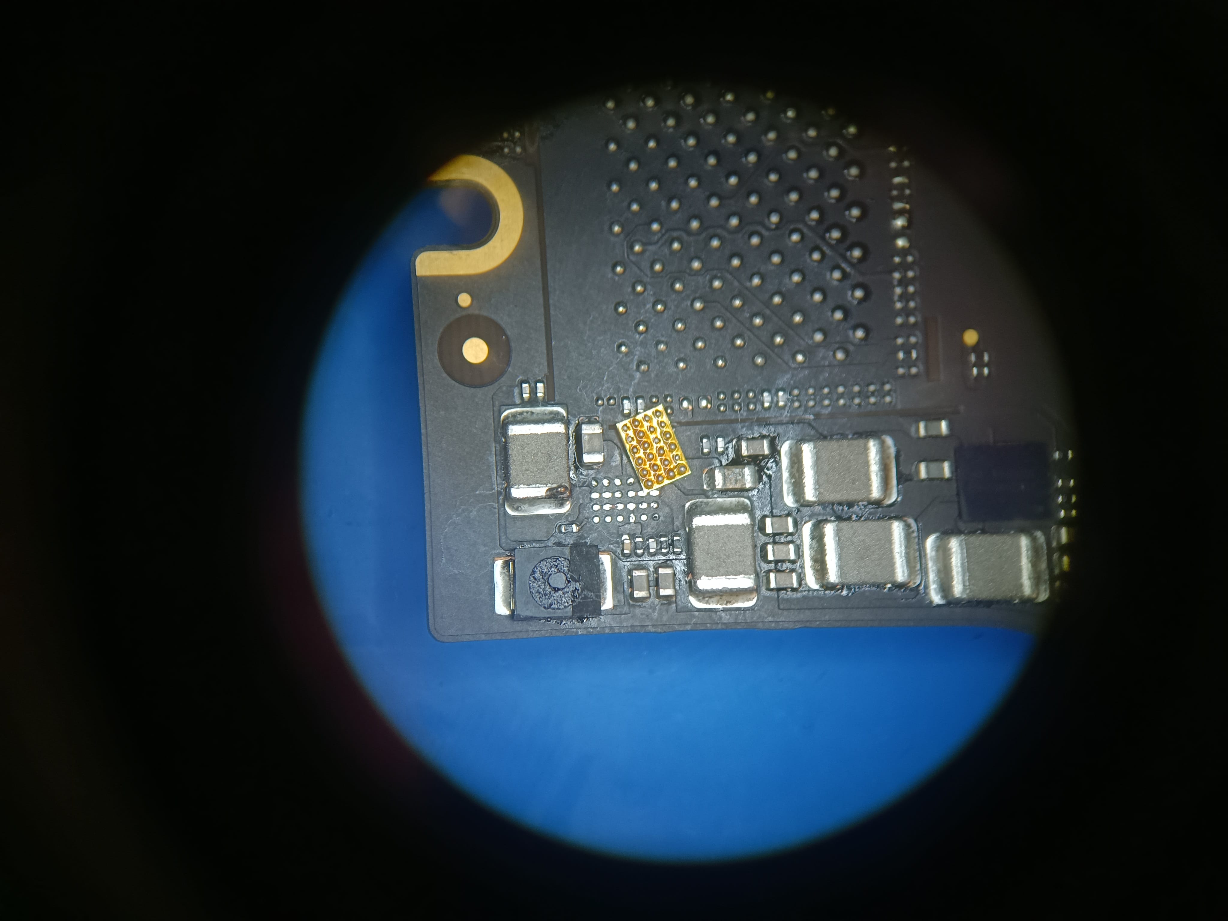 Retirada del circuito integrado U9080 en MacBook Pro A2141