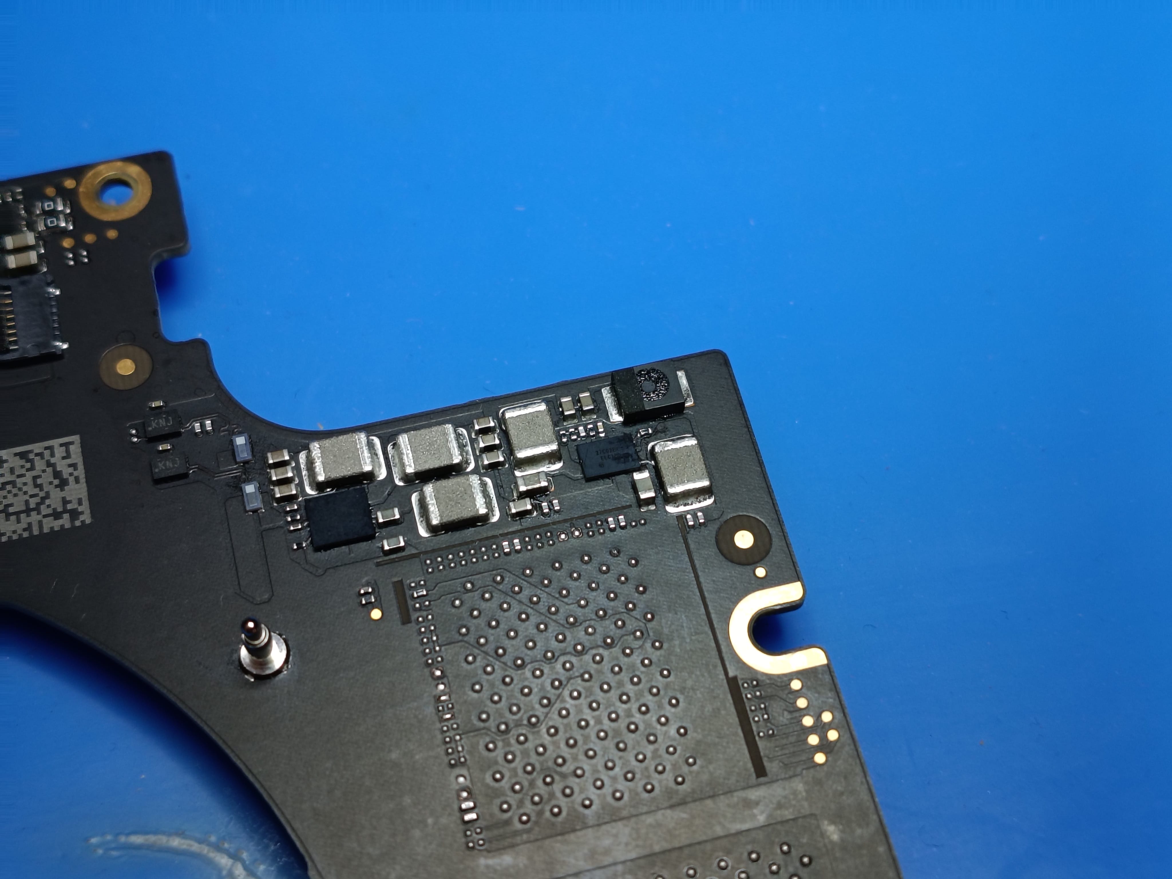 Sustitución del condensador C9074 en MacBook Pro A2141