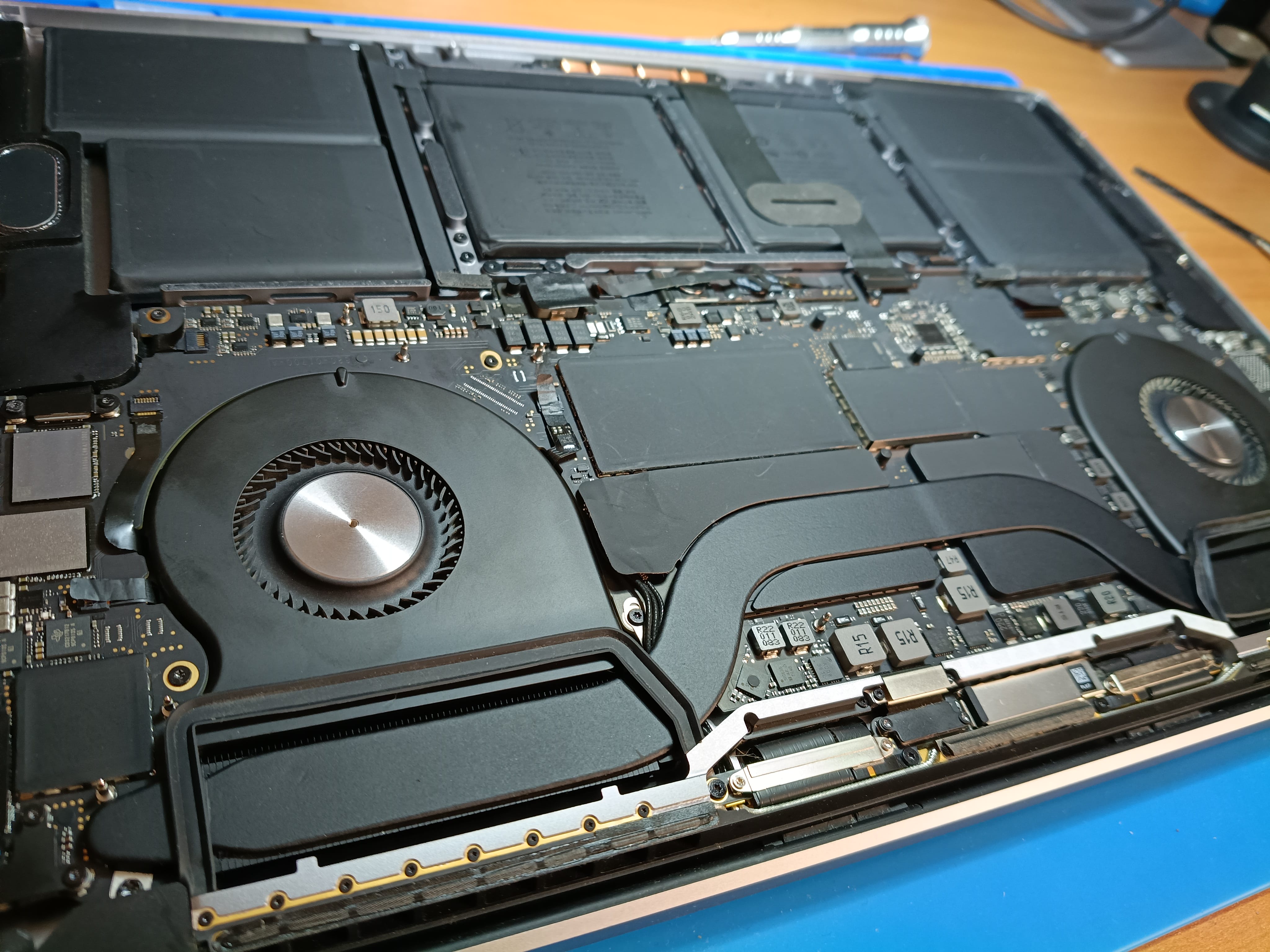 Placa base de MacBook Pro A2141 después de sustituir U9080 y C9074