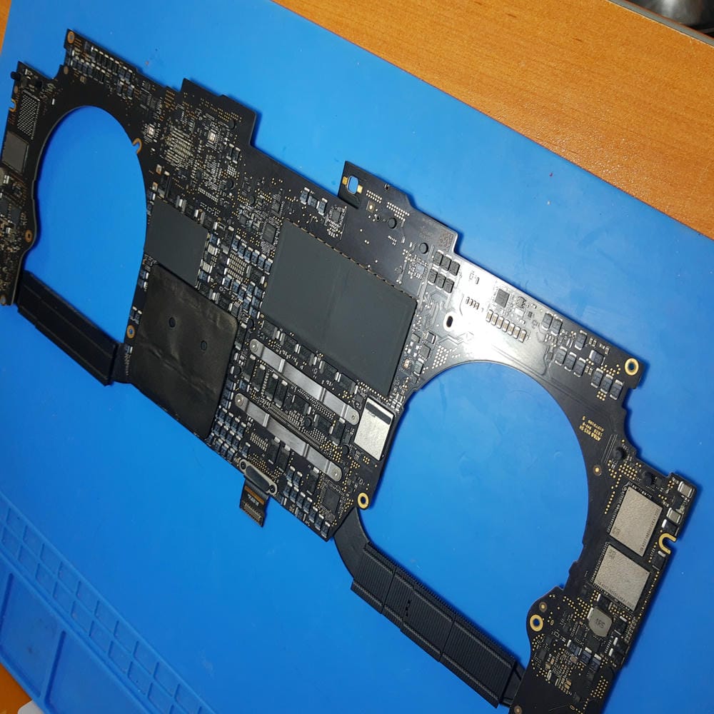 Reparación de MacBook Pro A2141 con cortocircuito en línea NAND