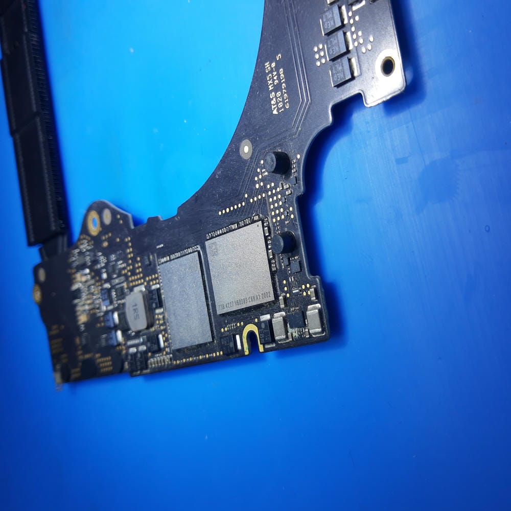Zona del circuito NAND en la placa base del MacBook Pro A2141