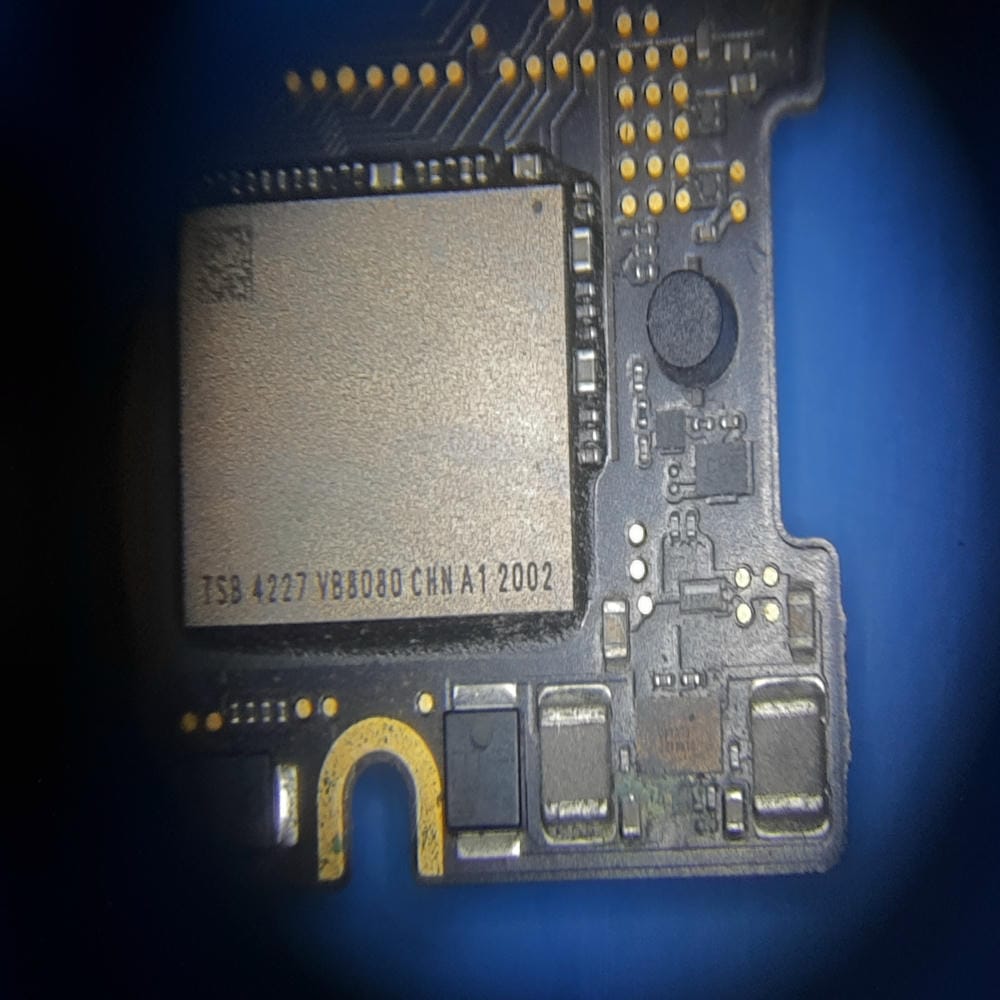 Componente electrónico dañado en MacBook Pro A2141 visto con microscopio