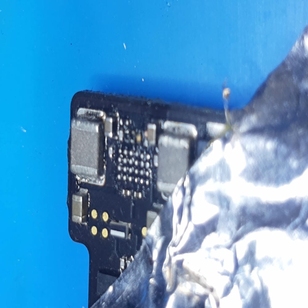 Zona de placa base después de retirar el componente dañado