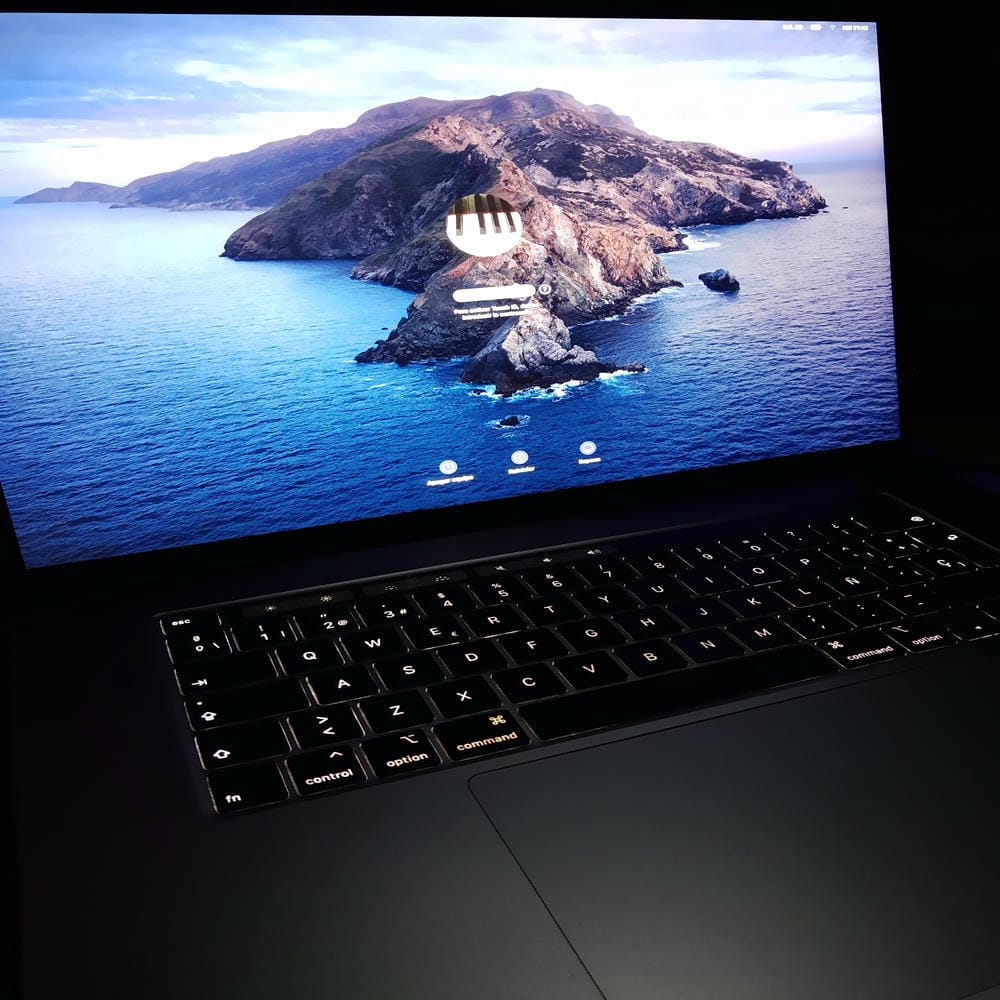 MacBook Pro A2141 funcionando después de reparar el cortocircuito NAND