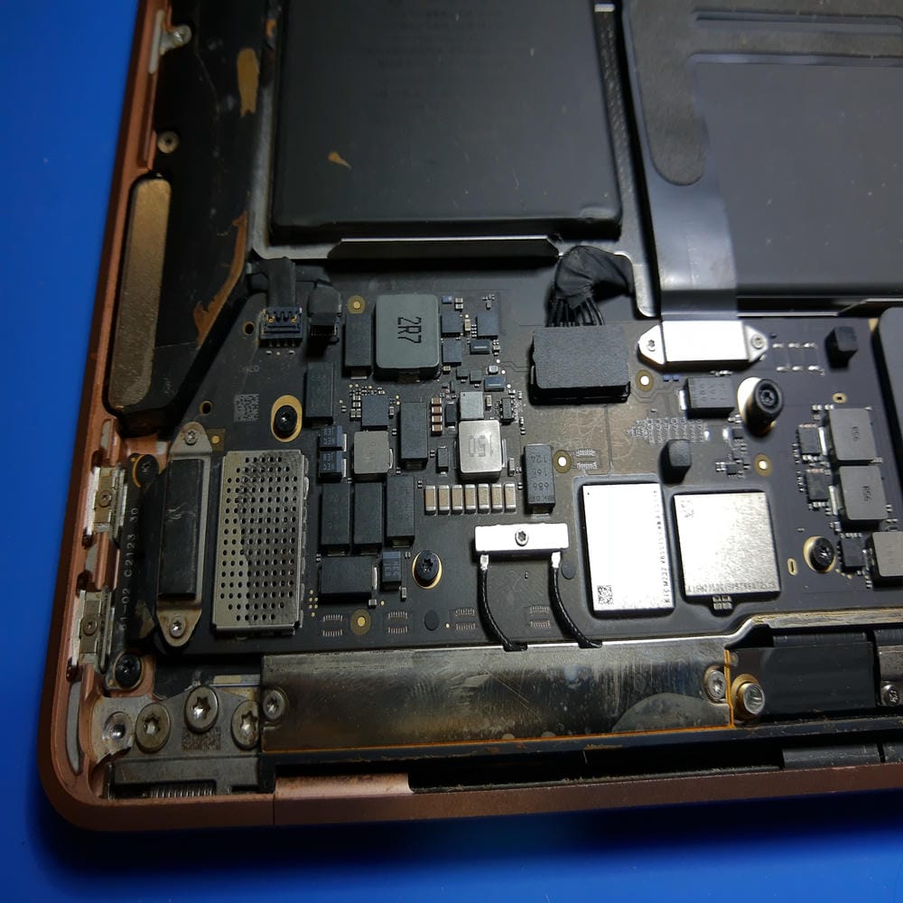 Reparación de MacBook Air A2337 con daños por líquido