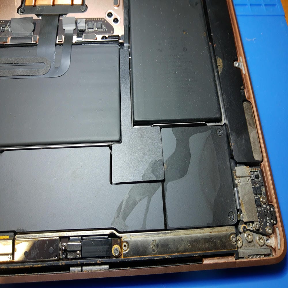 Restos de líquido dentro de un MacBook Air A2337
