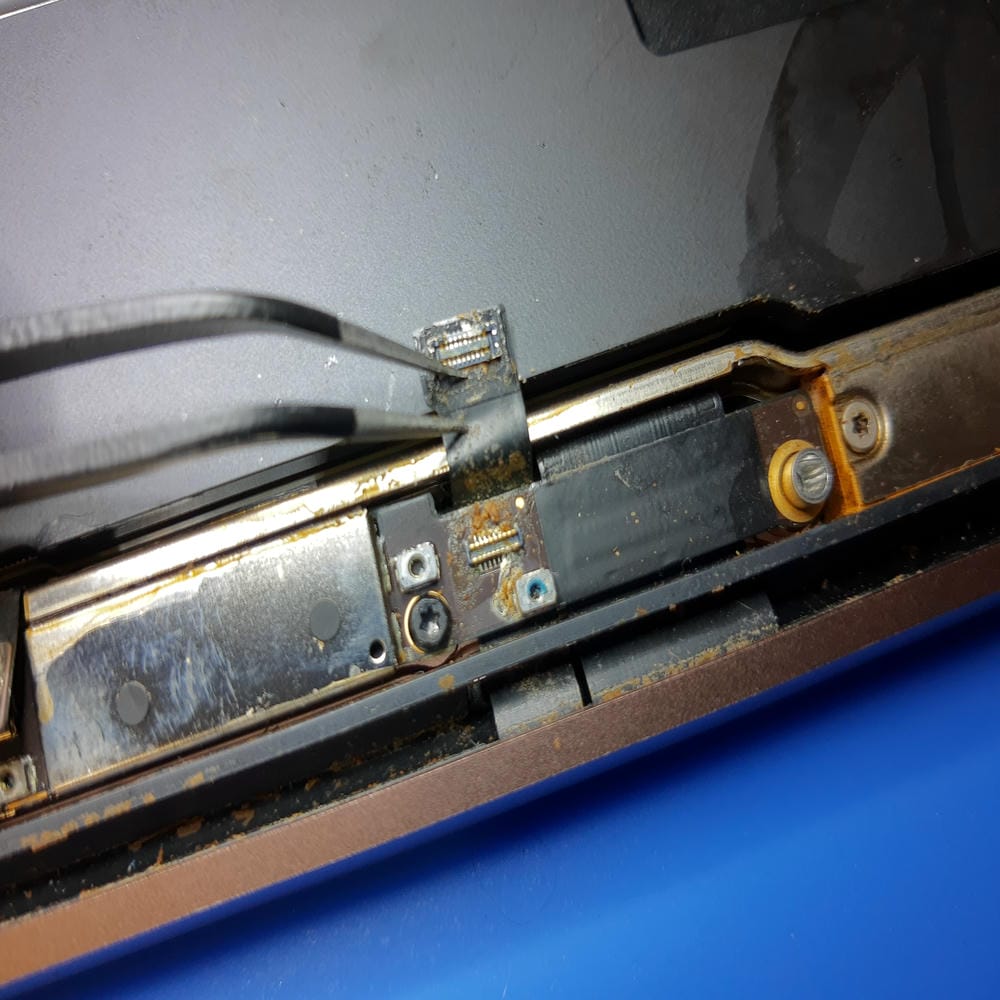 Conector del trackpad con sulfato en MacBook Air A2337