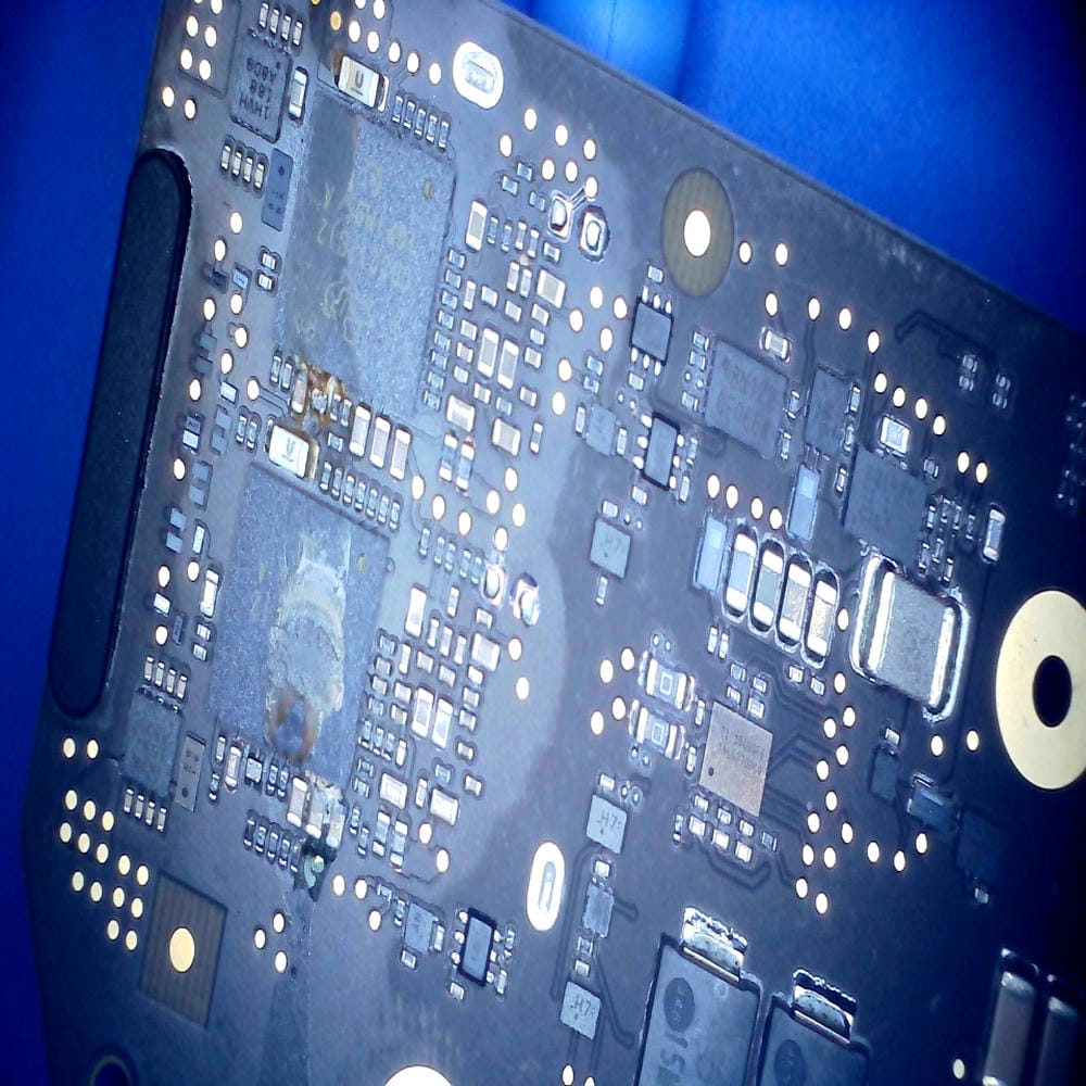 Controladores CD3217B dañados por líquido en MacBook Air A2337