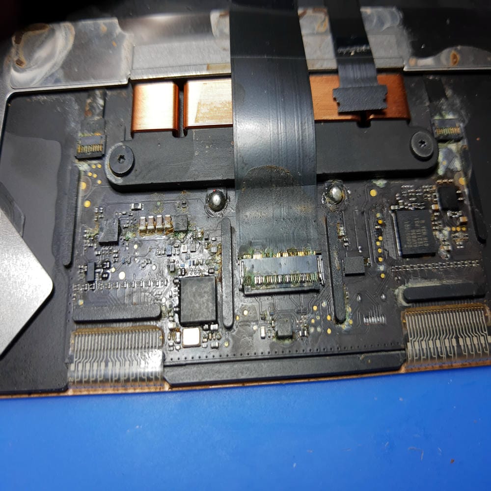 Resistencias y condensadores afectados en placa de MacBook Air A2337