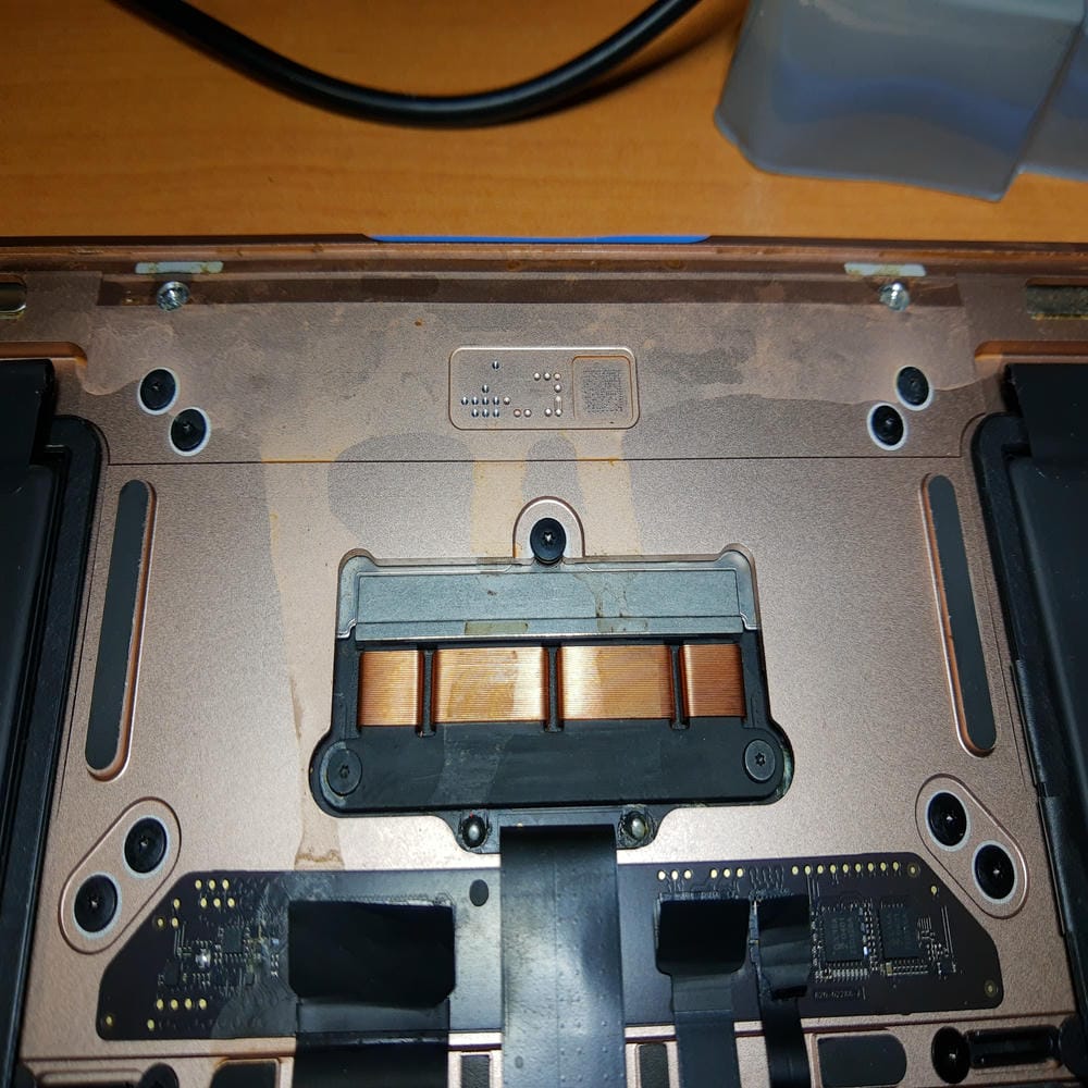 Placa auxiliar y cable del trackpad de MacBook Air A2337