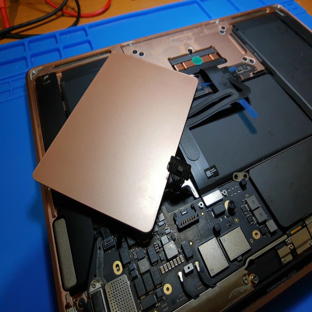 MacBook Air A2337 durante la reparación de daños por líquido