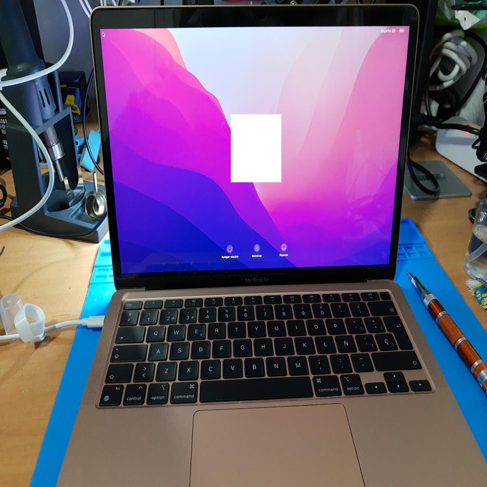 MacBook Air A2337 funcionando después de reparar daños por líquido
