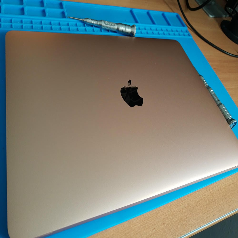MacBook Air A2337 enviado desde Barcelona porque no encendía