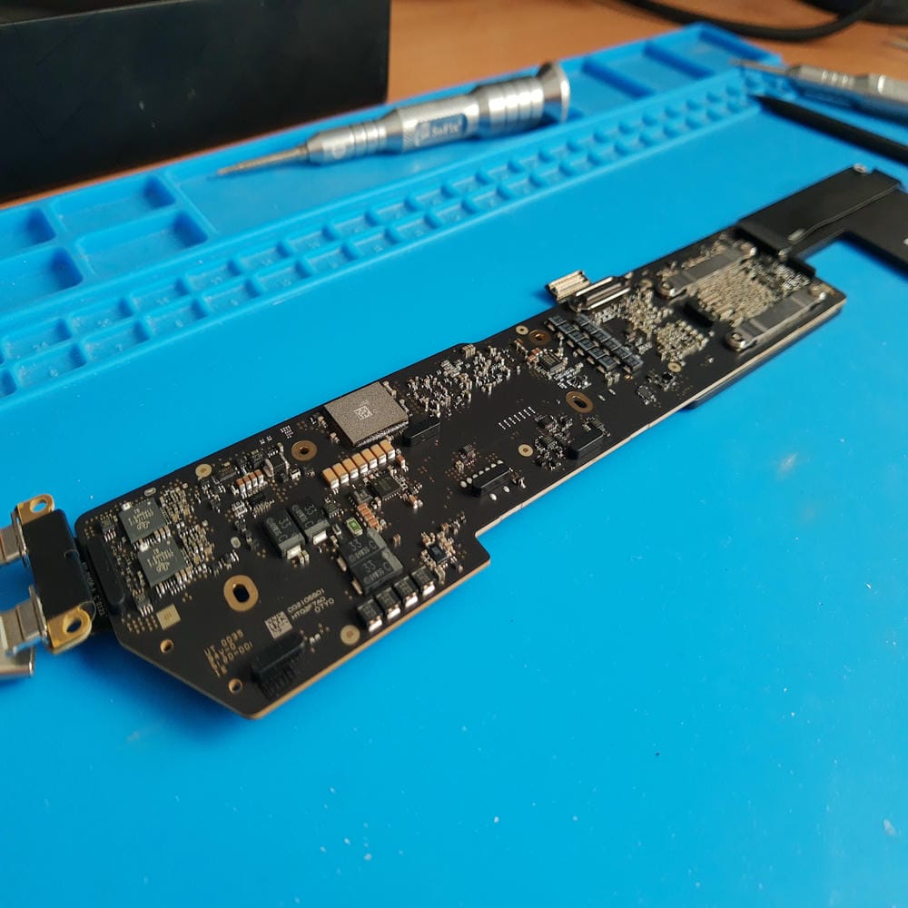 Placa base extraída de un MacBook Air A2337
