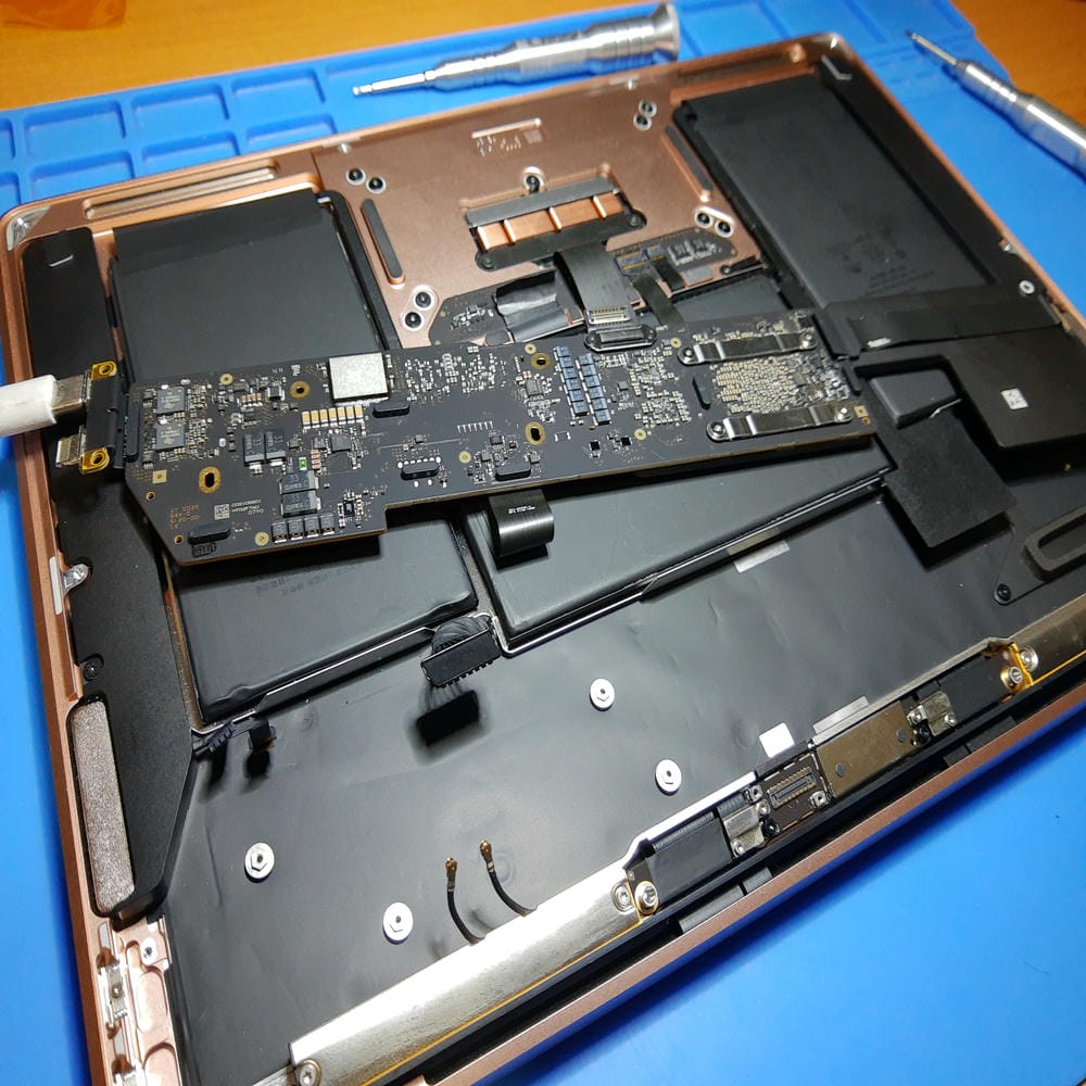 Placa base MacBook Air A2337 durante mediciones de alimentación