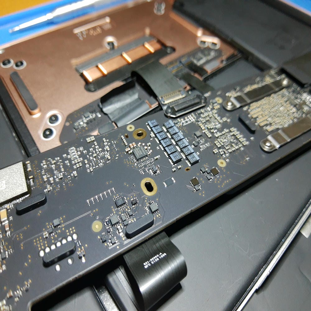 Zona electrónica analizada en placa base MacBook Air A2337