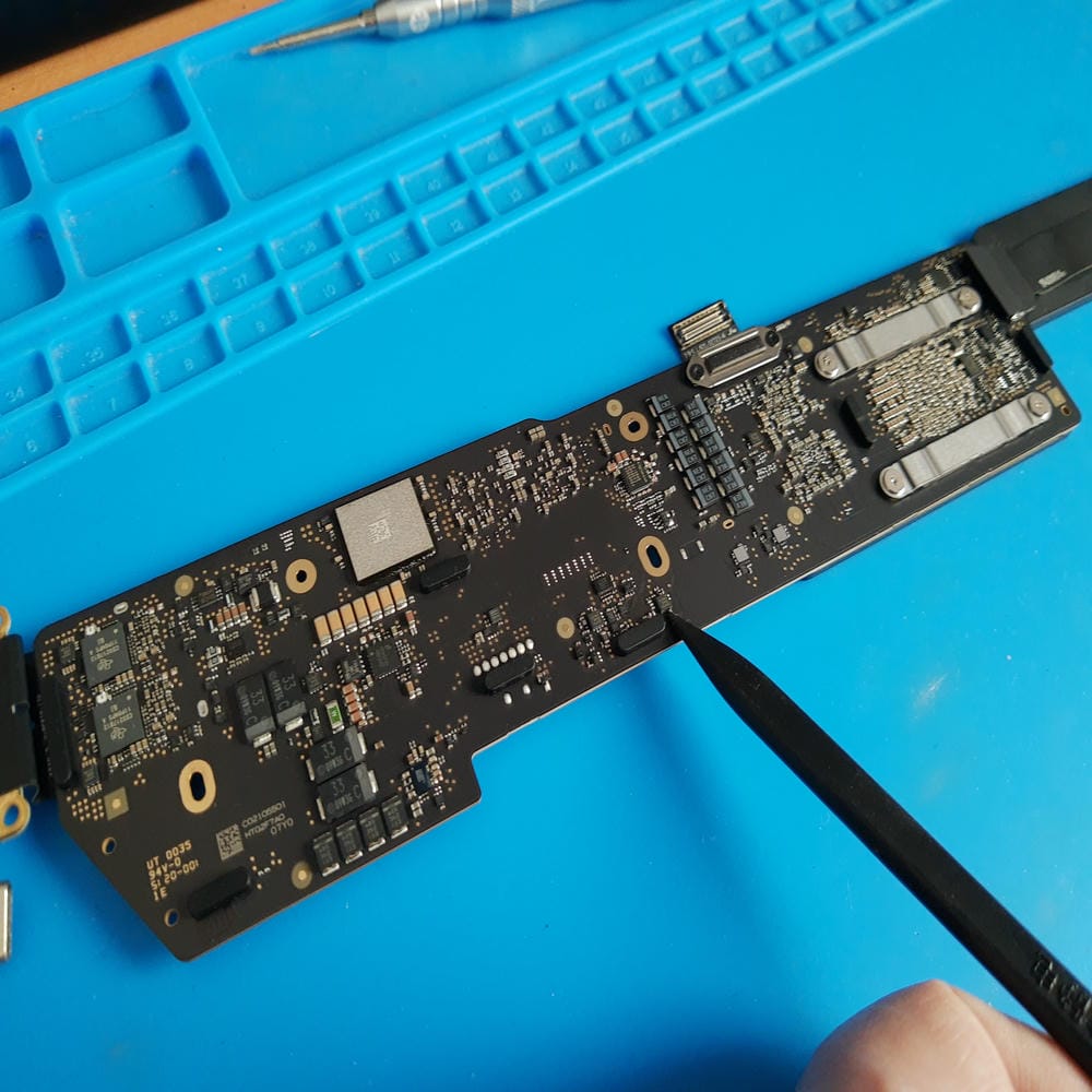 Componente UC830 localizado en placa base MacBook Air A2337