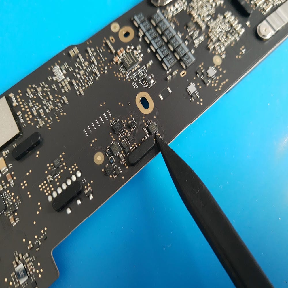 Zona reparada alrededor del componente UC830 MacBook Air A2337