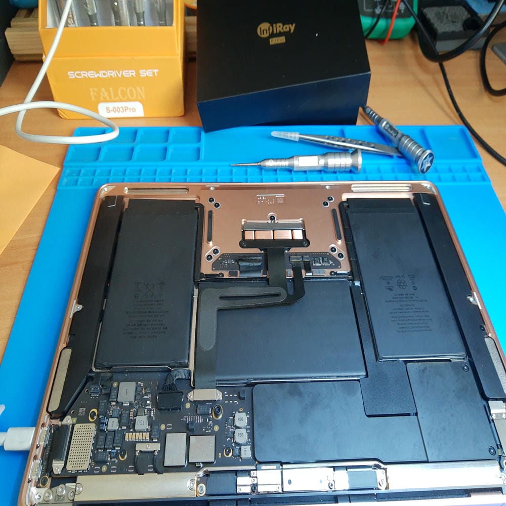 MacBook Air A2337 montado después de reparar la placa base