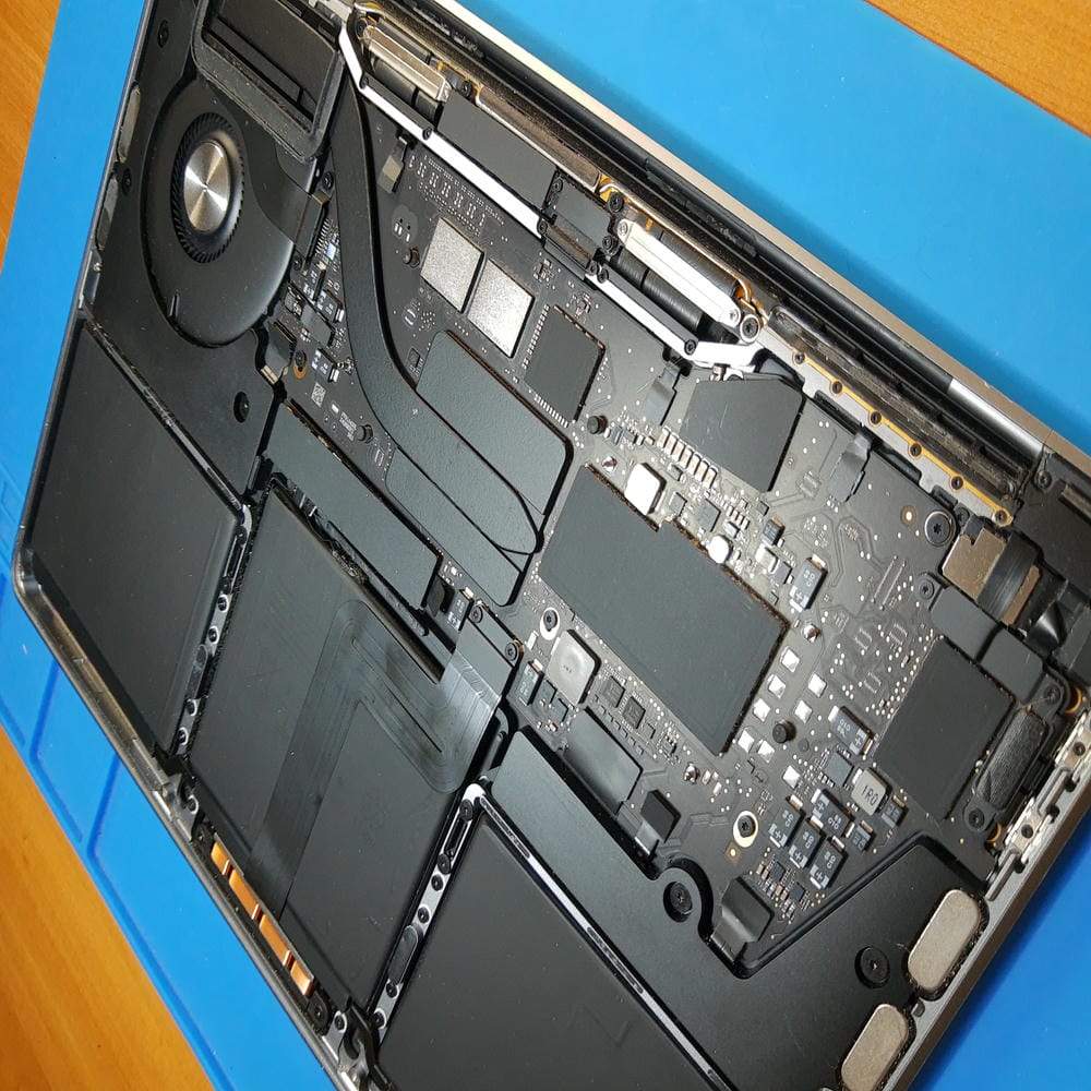 Interior de MacBook Pro A2338 con procesador M1