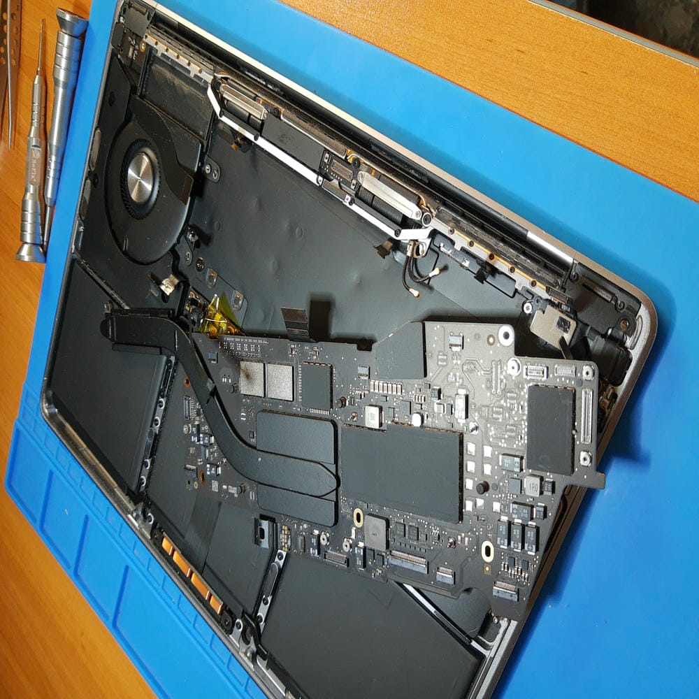 Desmontaje de placa base MacBook Pro A2338