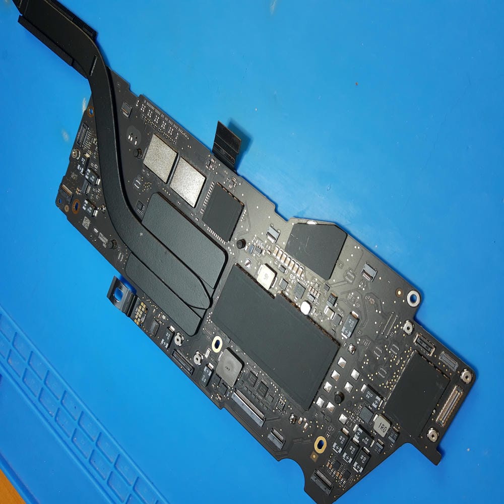 Placa base de MacBook Pro A2338 desmontada