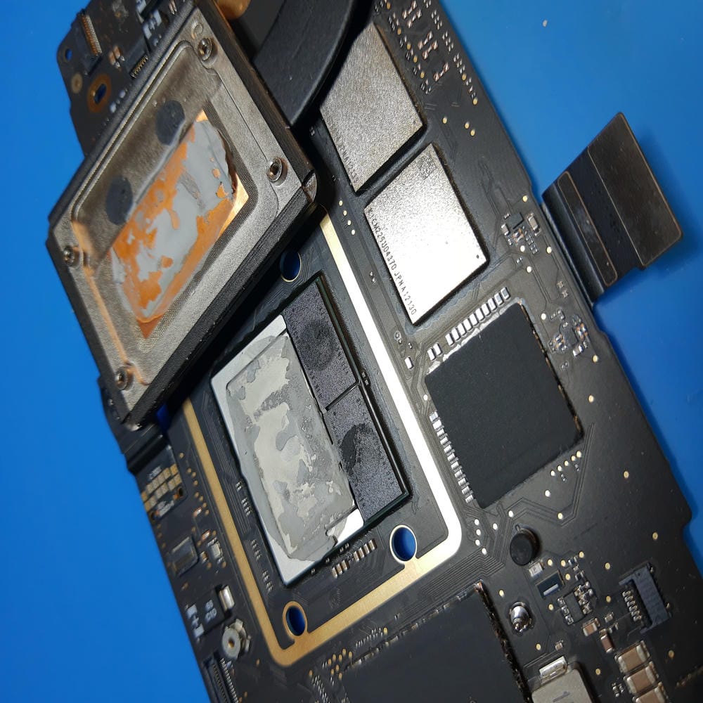 Pasta térmica seca en procesador Apple M1 de MacBook Pro A2338