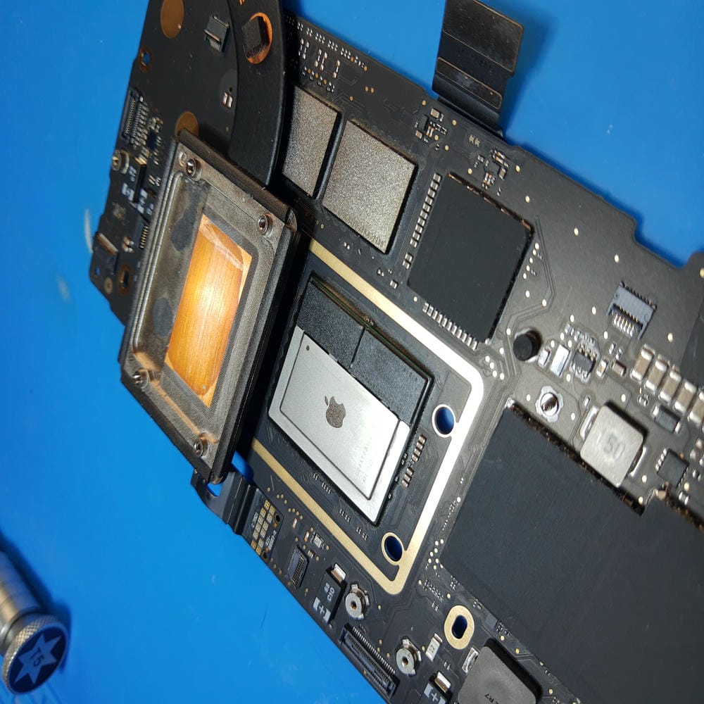 Procesador Apple M1 limpio antes de aplicar pasta térmica