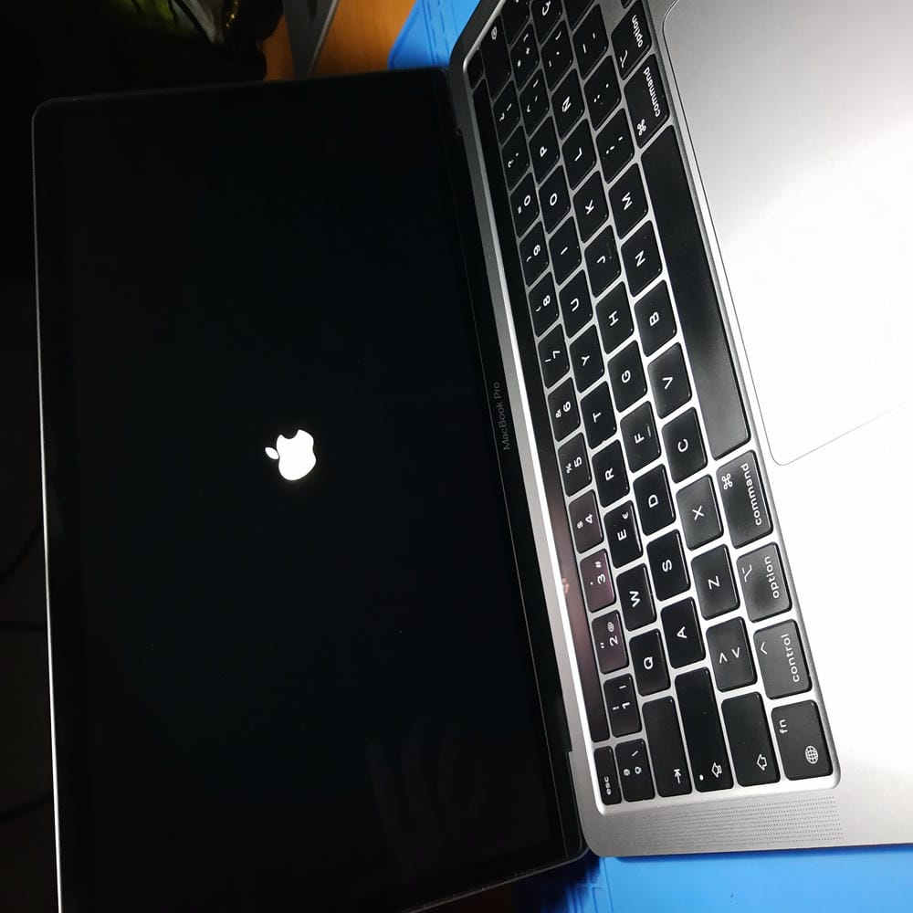 MacBook Pro A2338 durante las pruebas después de reparar macOS