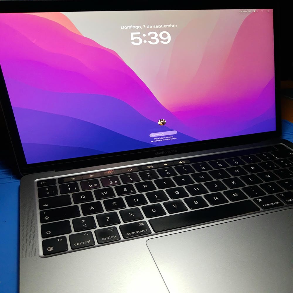 Reparación de MacBook Pro A2338 con Kernel Panic y pantalla negra