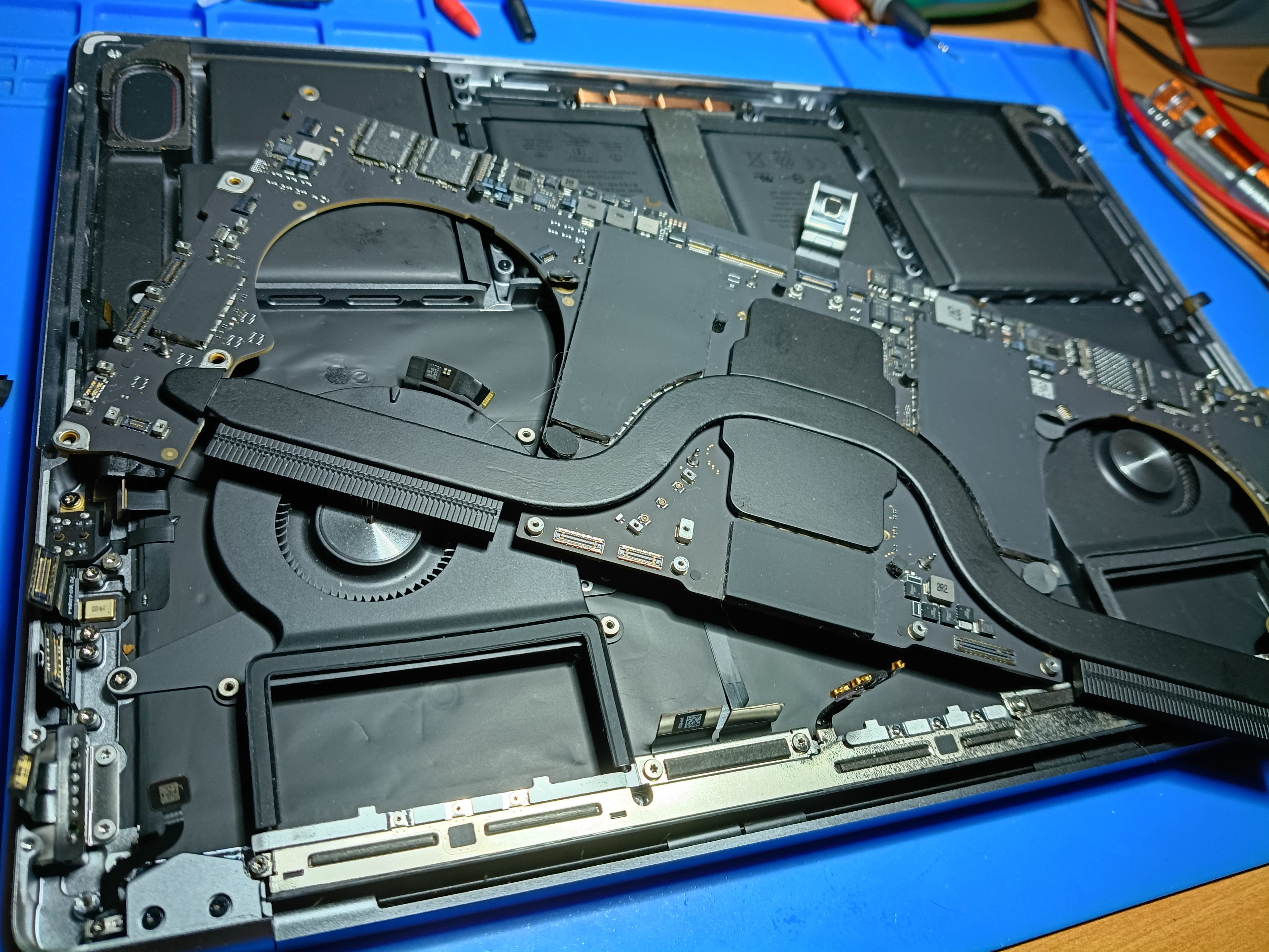 Interior del MacBook Pro A2442 durante el desmontaje