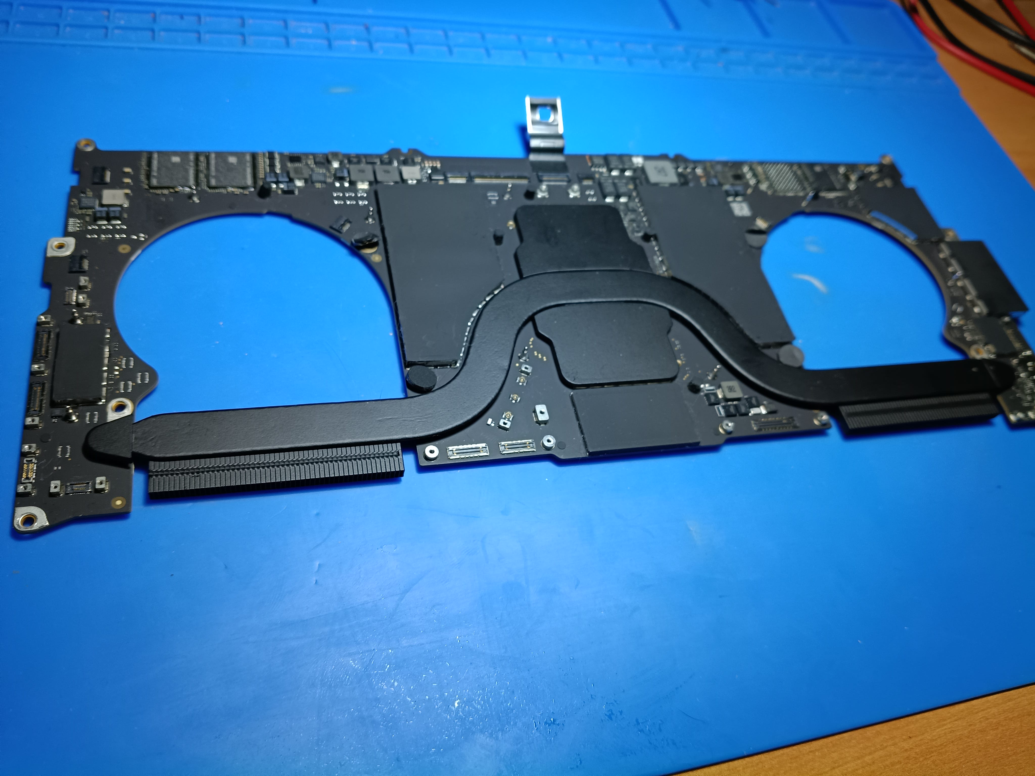Placa base del MacBook Pro A2442 preparada para diagnóstico