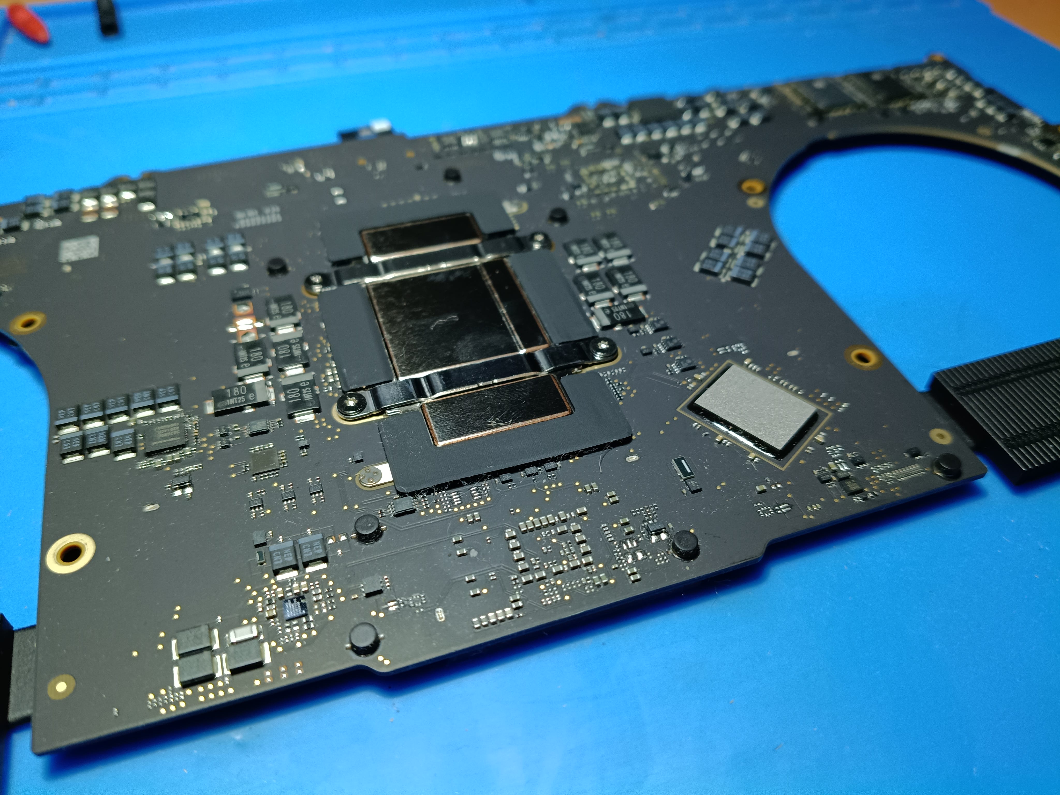 Diagnóstico microscópico de la placa base del MacBook Pro A2442