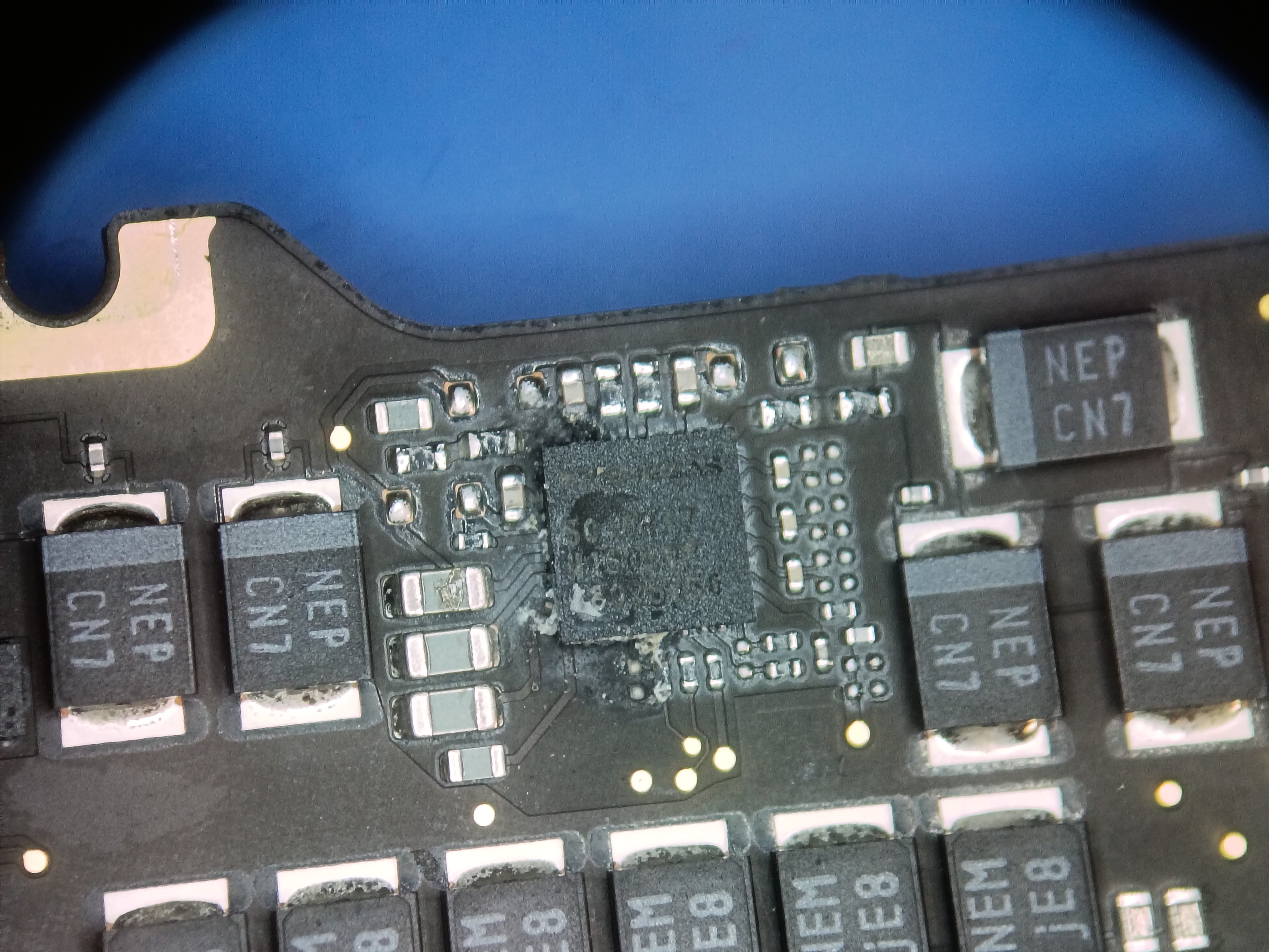 Corrosión alrededor del circuito integrado U5700 del MacBook Pro A2442