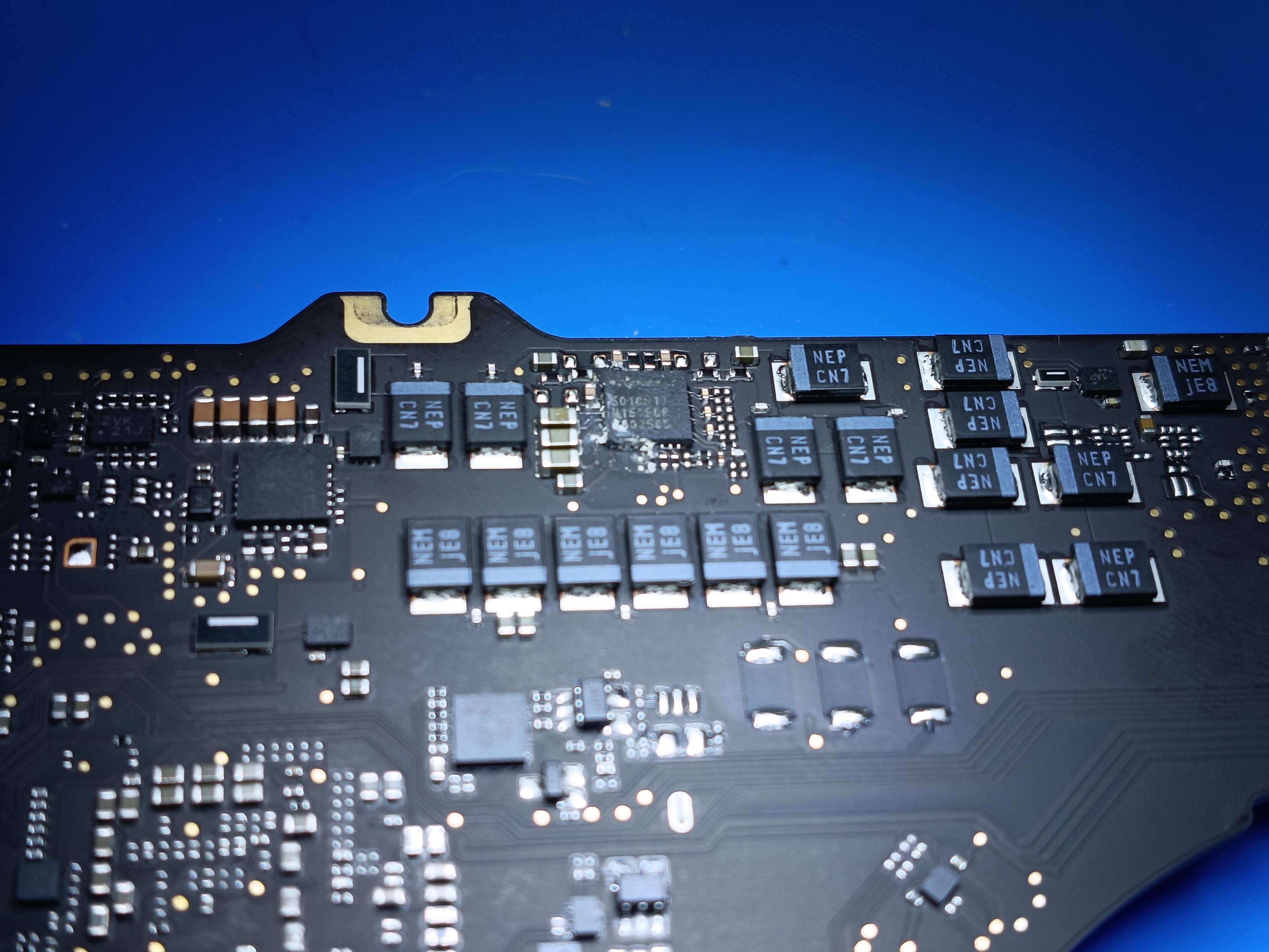 Zona electrónica afectada en la placa base del MacBook Pro A2442