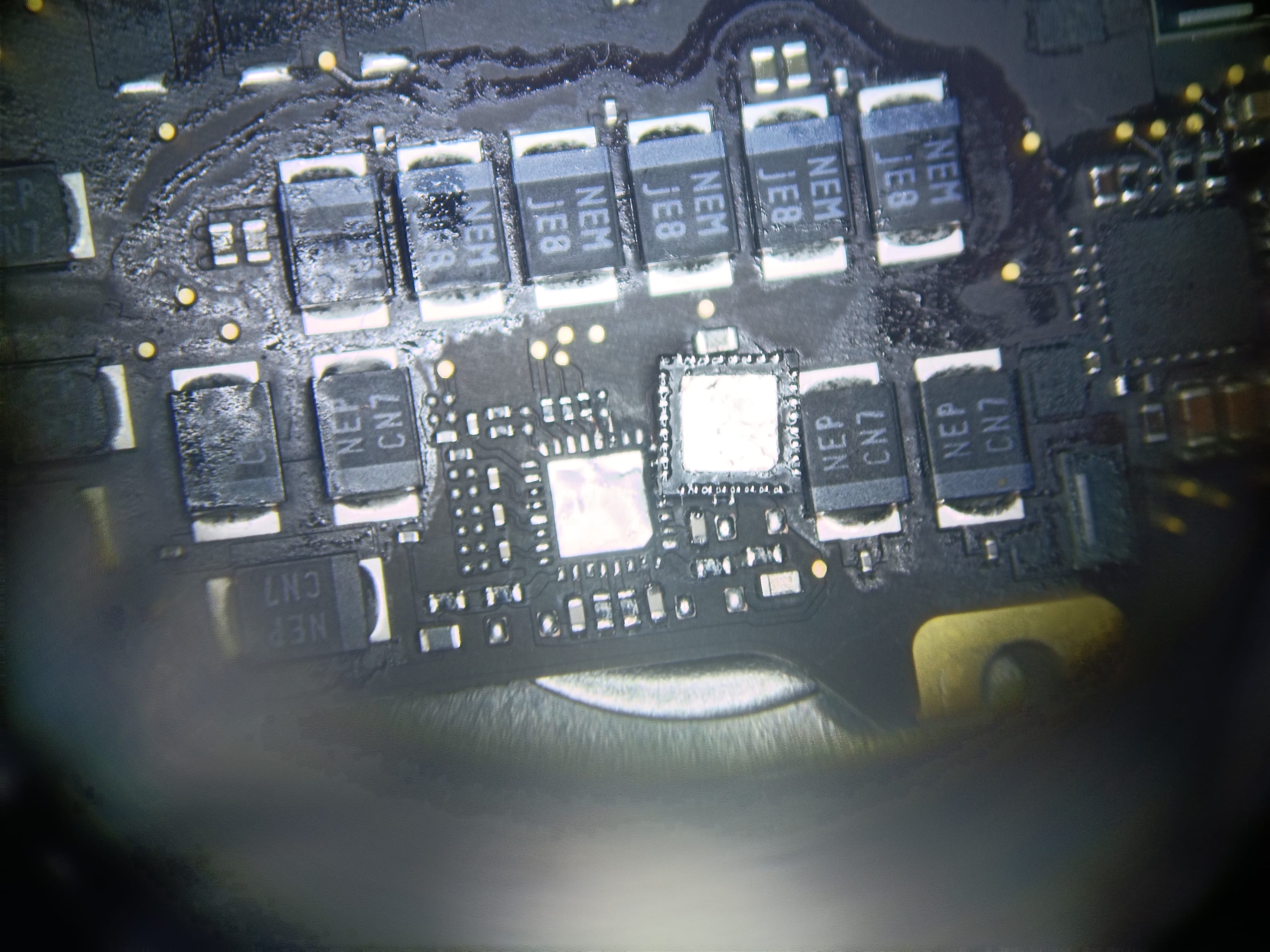 Circuito integrado U5700 retirado de la placa base del MacBook Pro A2442