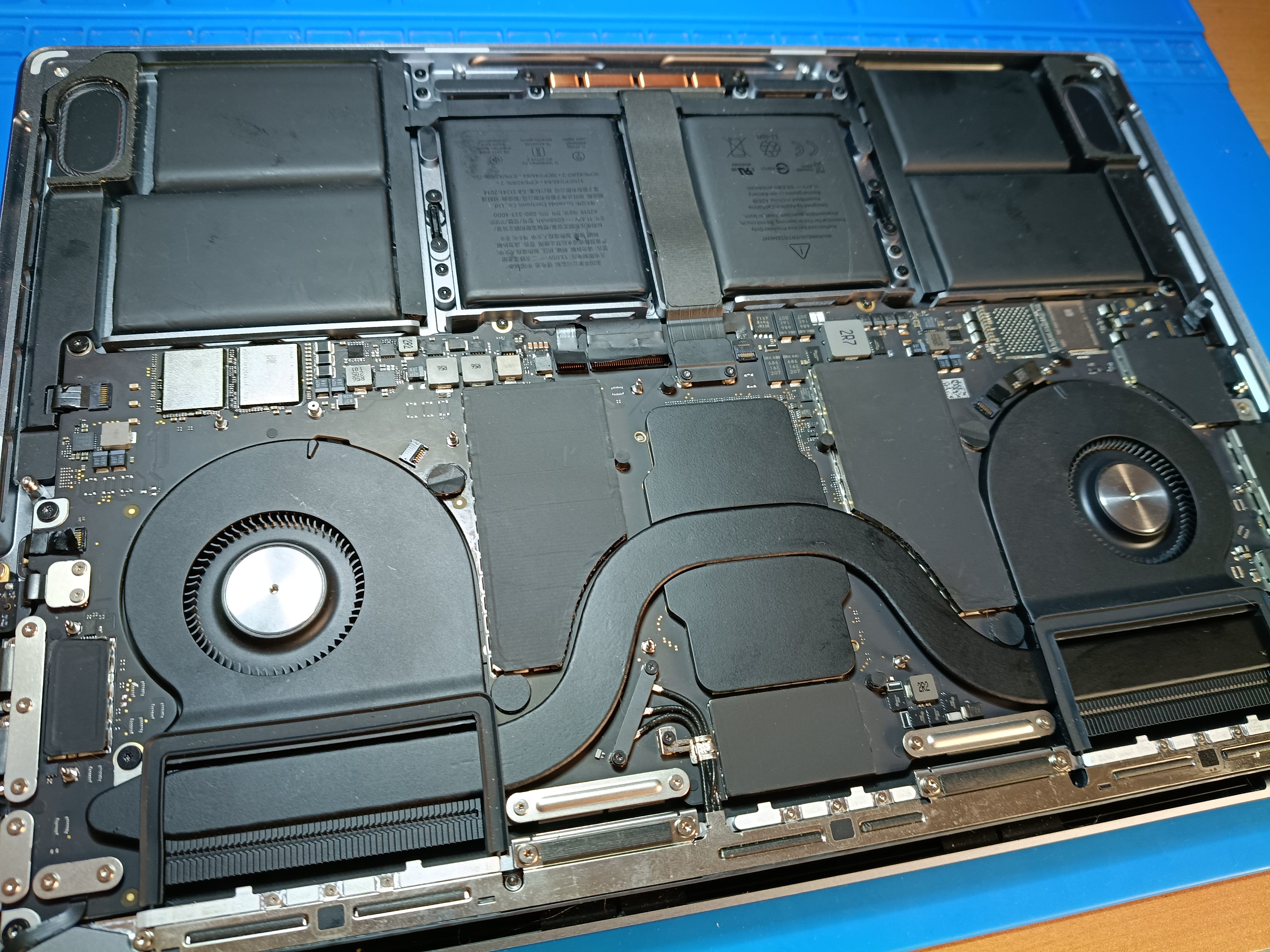 Instalación del nuevo U5700 en el MacBook Pro A2442