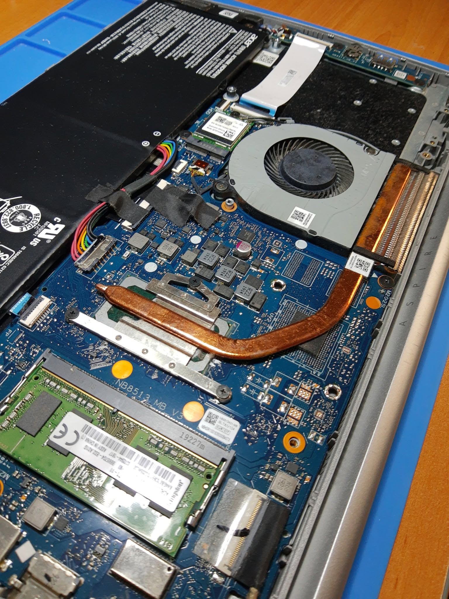 Interior del Acer Aspire 3 durante el desmontaje