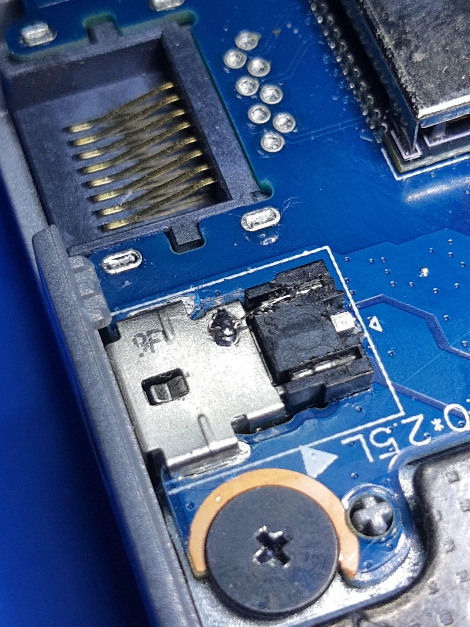 Conector de alimentación del Acer Aspire 3 con un contacto interno defectuoso
