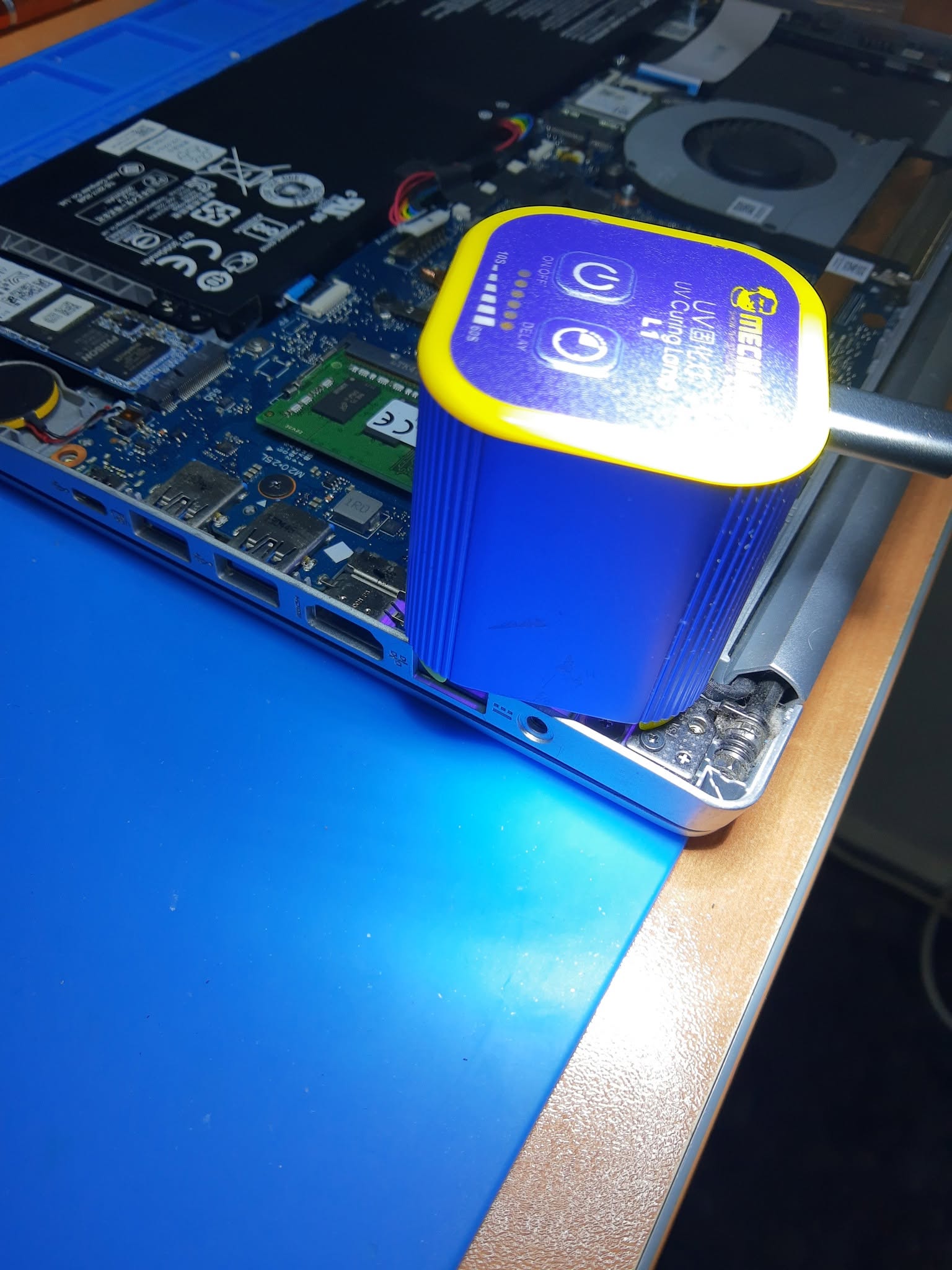 Proceso de reparación del contacto interno del pin de carga del Acer Aspire 3