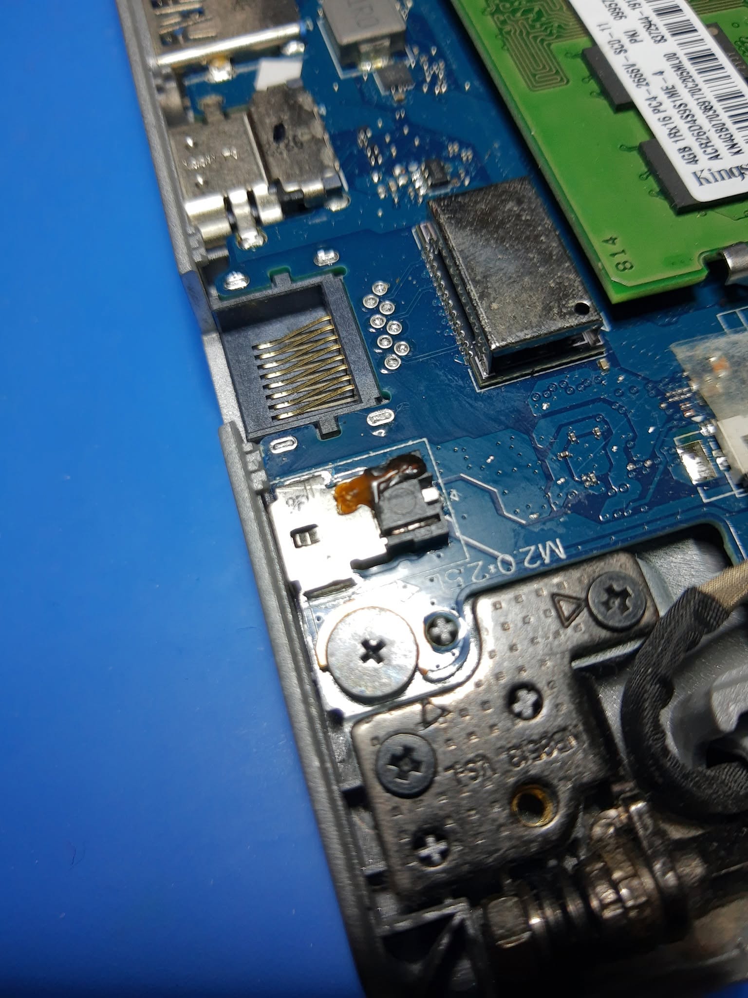 Comprobación electrónica del Acer Aspire 3 después de reparar el pin de carga