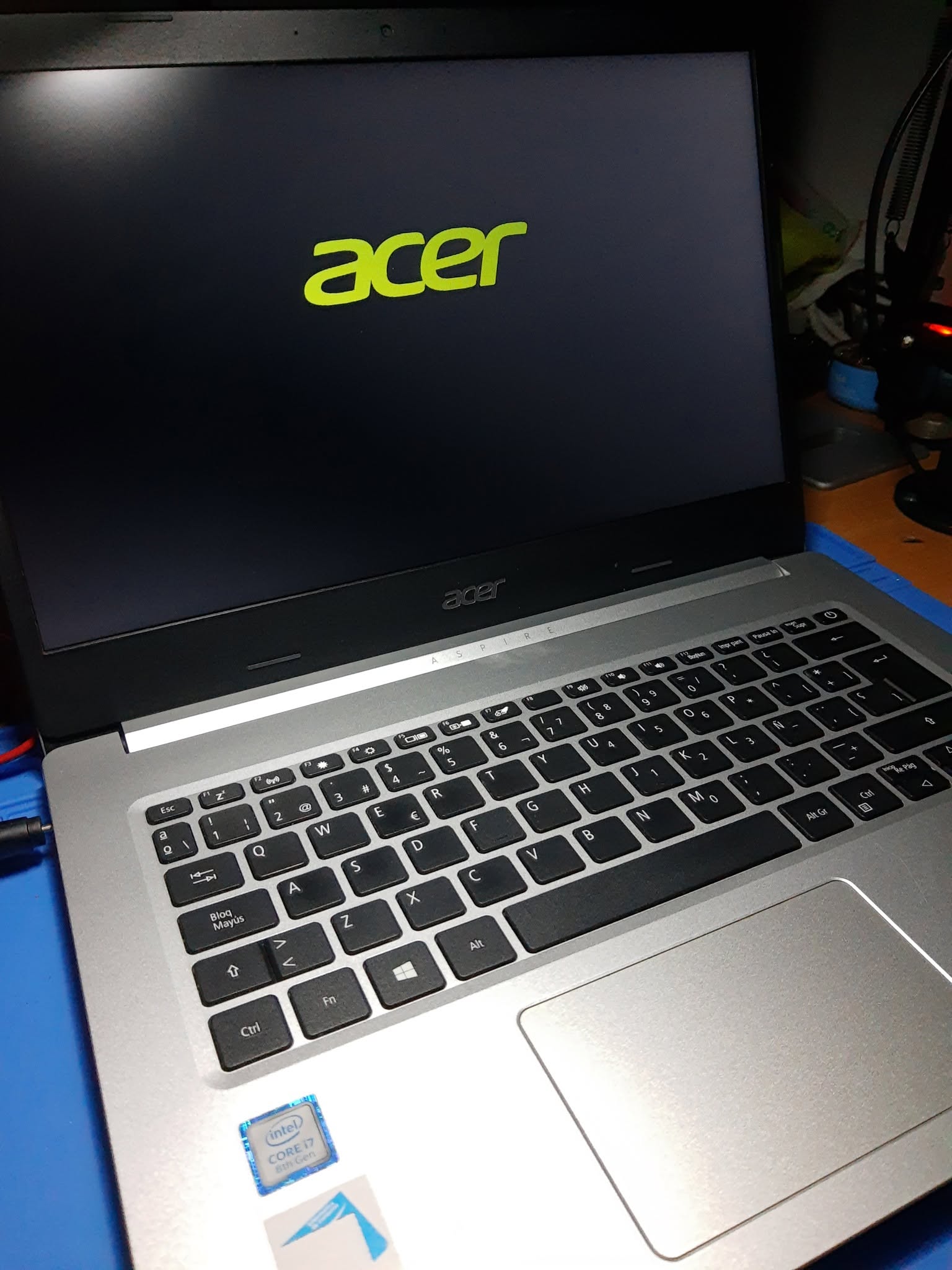 Acer Aspire 3 cerrado y funcionando después de la reparación