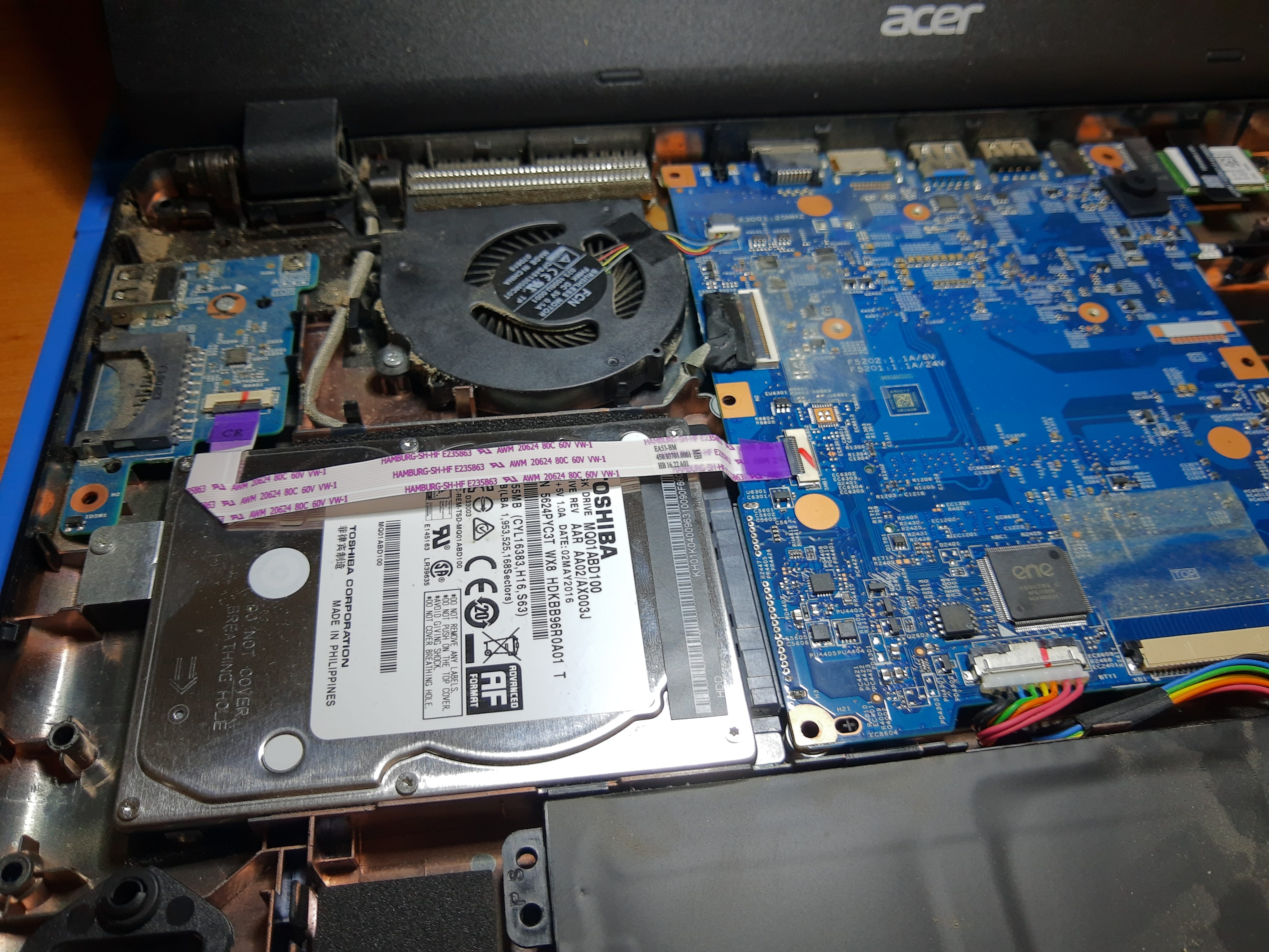 Interior del Acer ES1-571 antes del mantenimiento