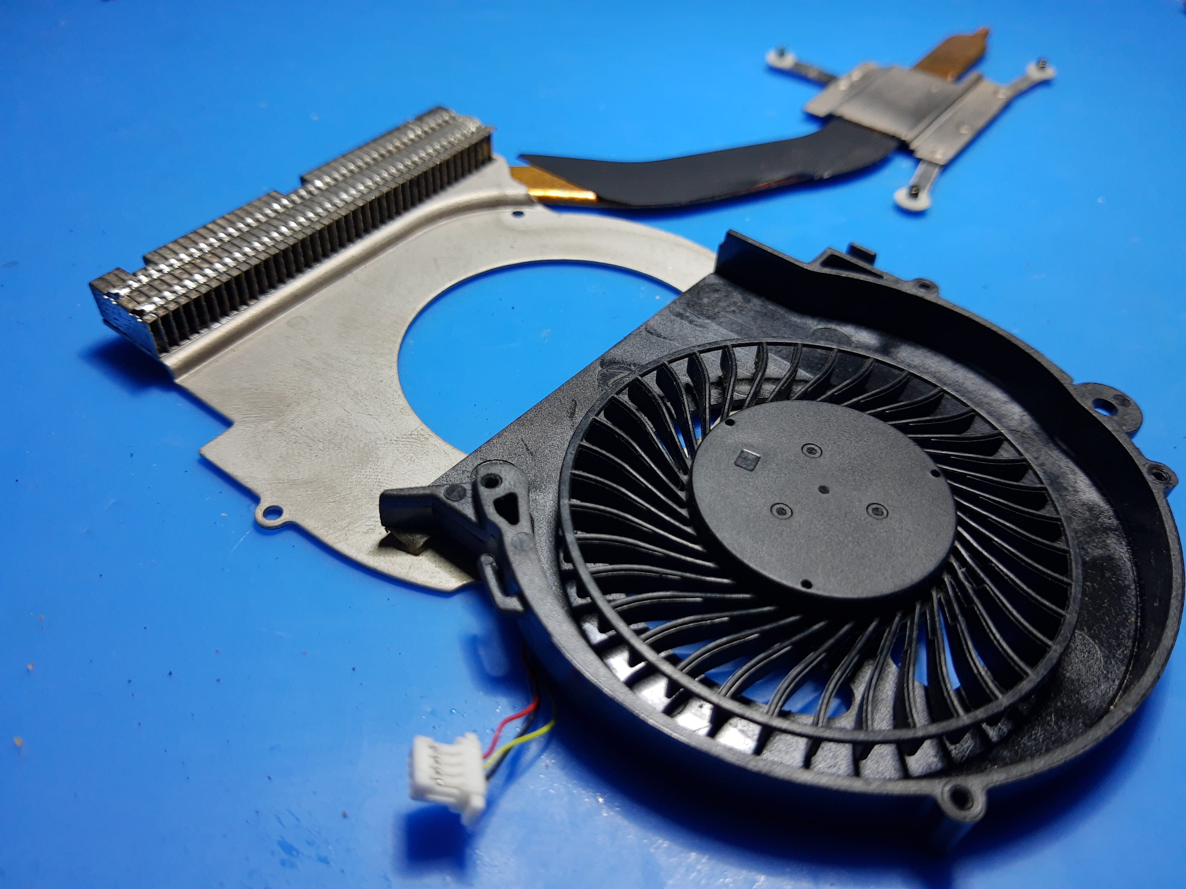 Ventilador del Acer ES1-571 durante la limpieza
