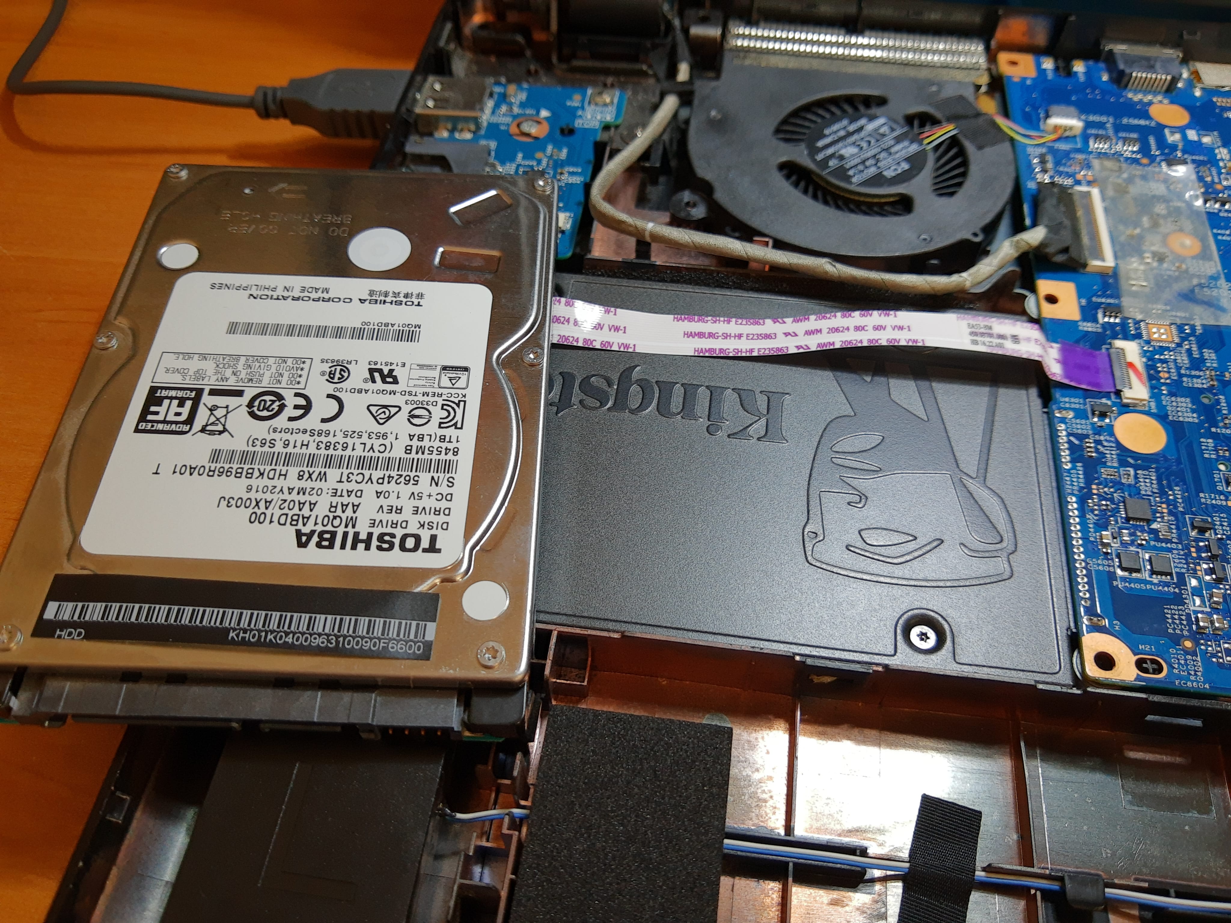 Disco HDD retirado y SSD Kingston instalado en Acer ES1-571