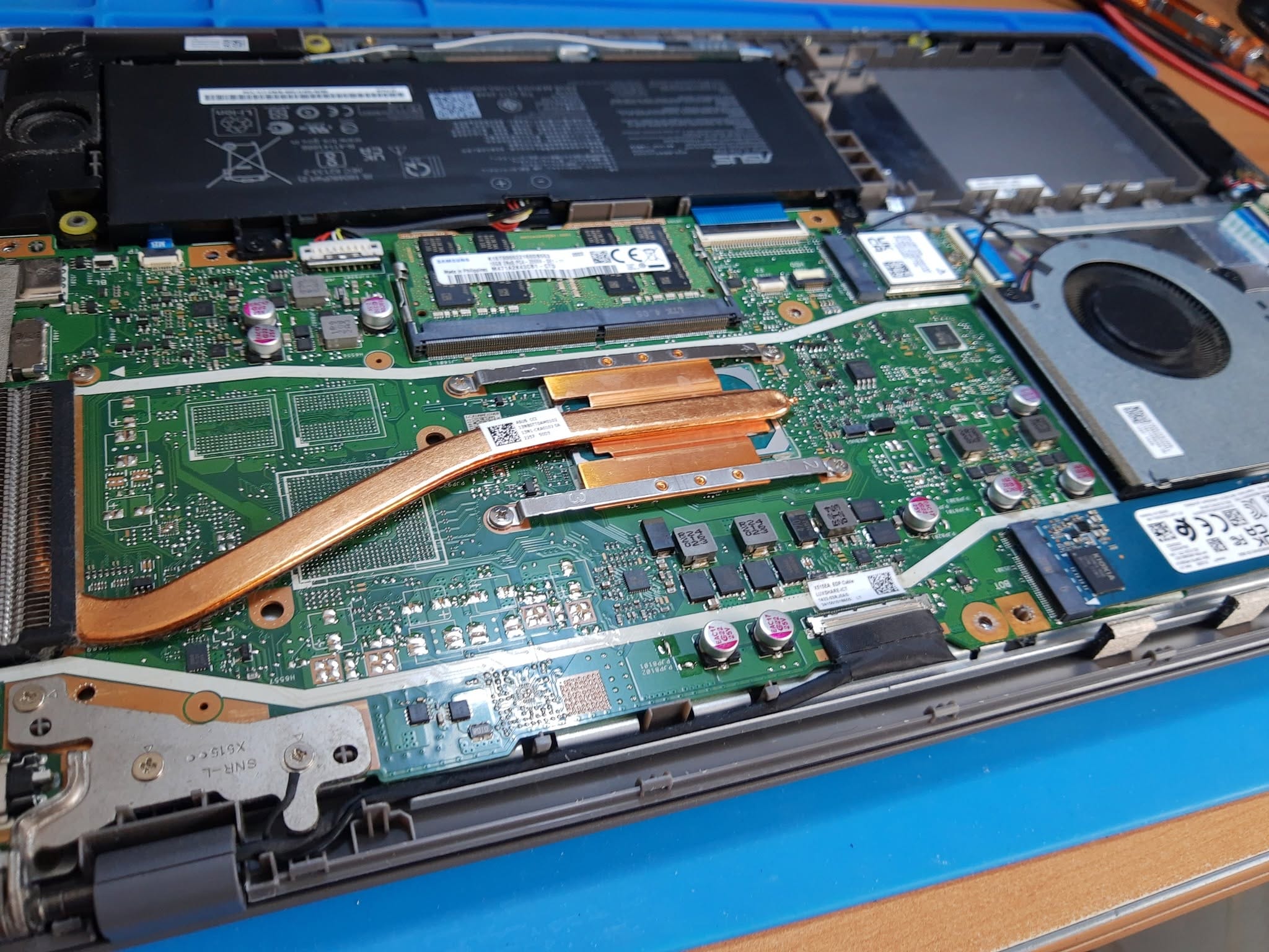 Interior del ASUS F515 durante el diagnóstico electrónico