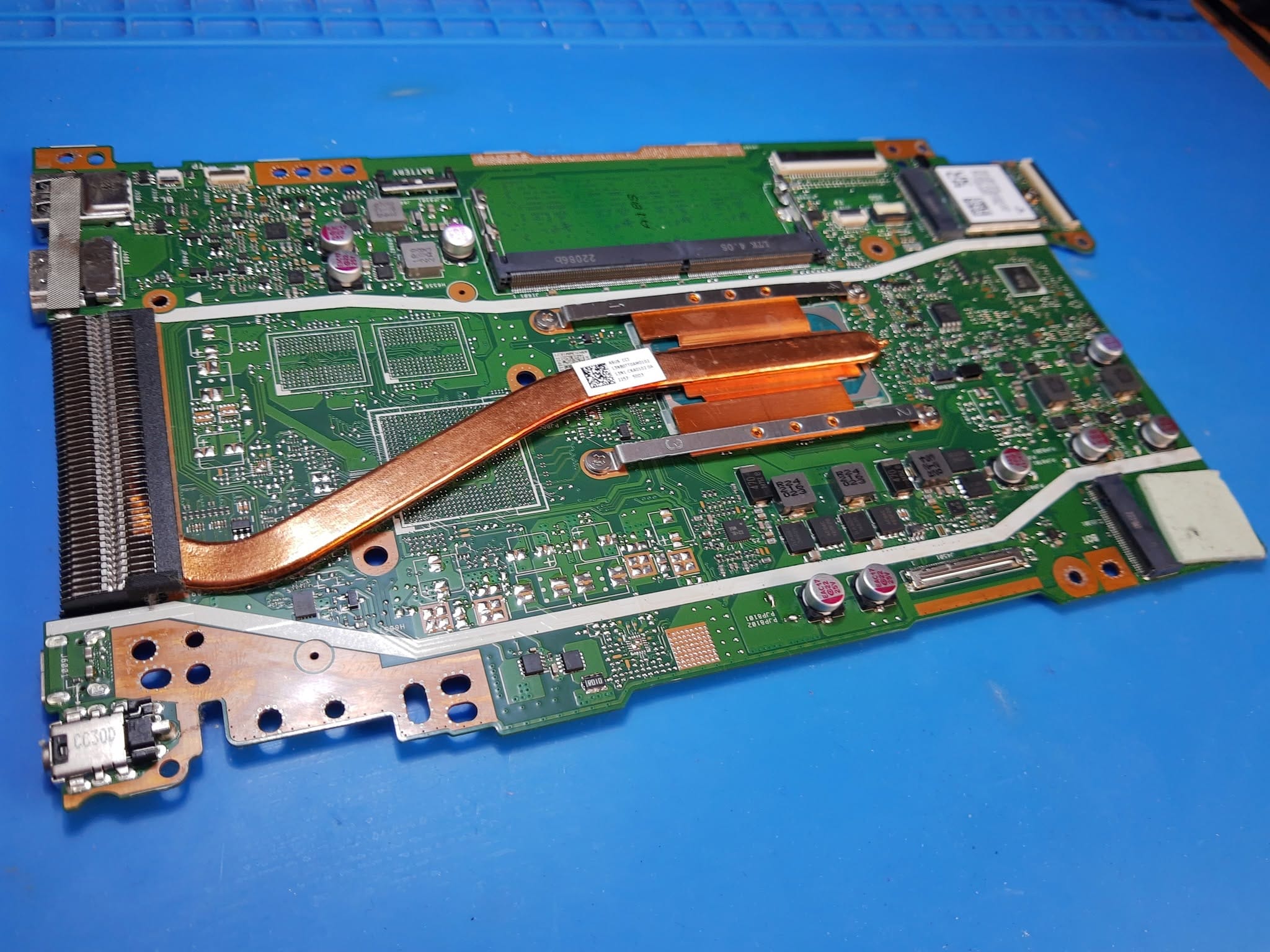 Placa base del ASUS F515 retirada para diagnóstico